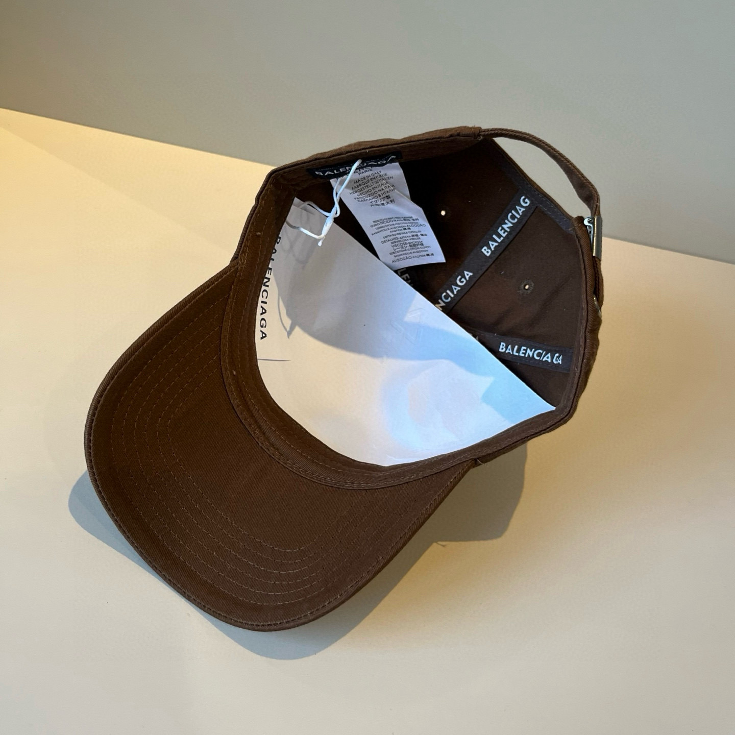  BALENCIAGA巴黎世家新款logo棒球帽，很酷的色系，男女佩戴都有不同style，第一批抢先出货