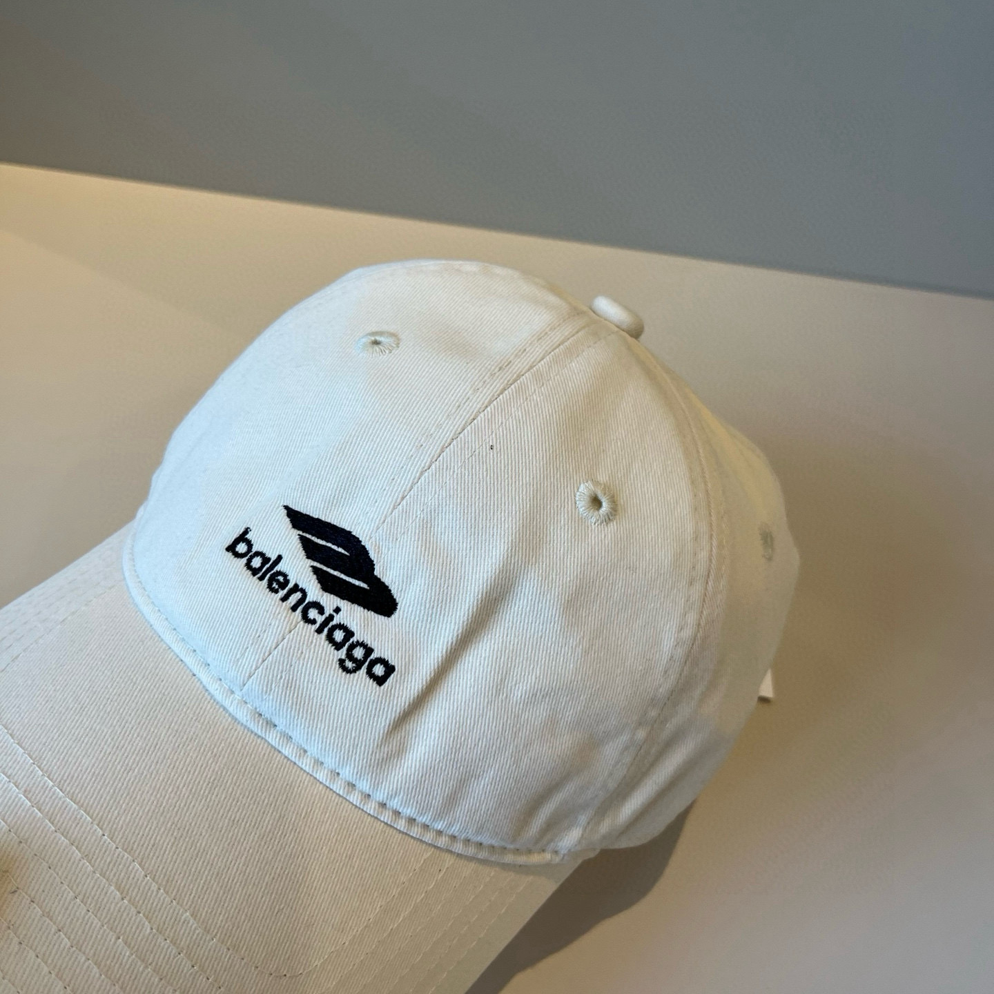  BALENCIAGA巴黎世家新款logo棒球帽，很酷的色系，男女佩戴都有不同style，第一批抢先出货