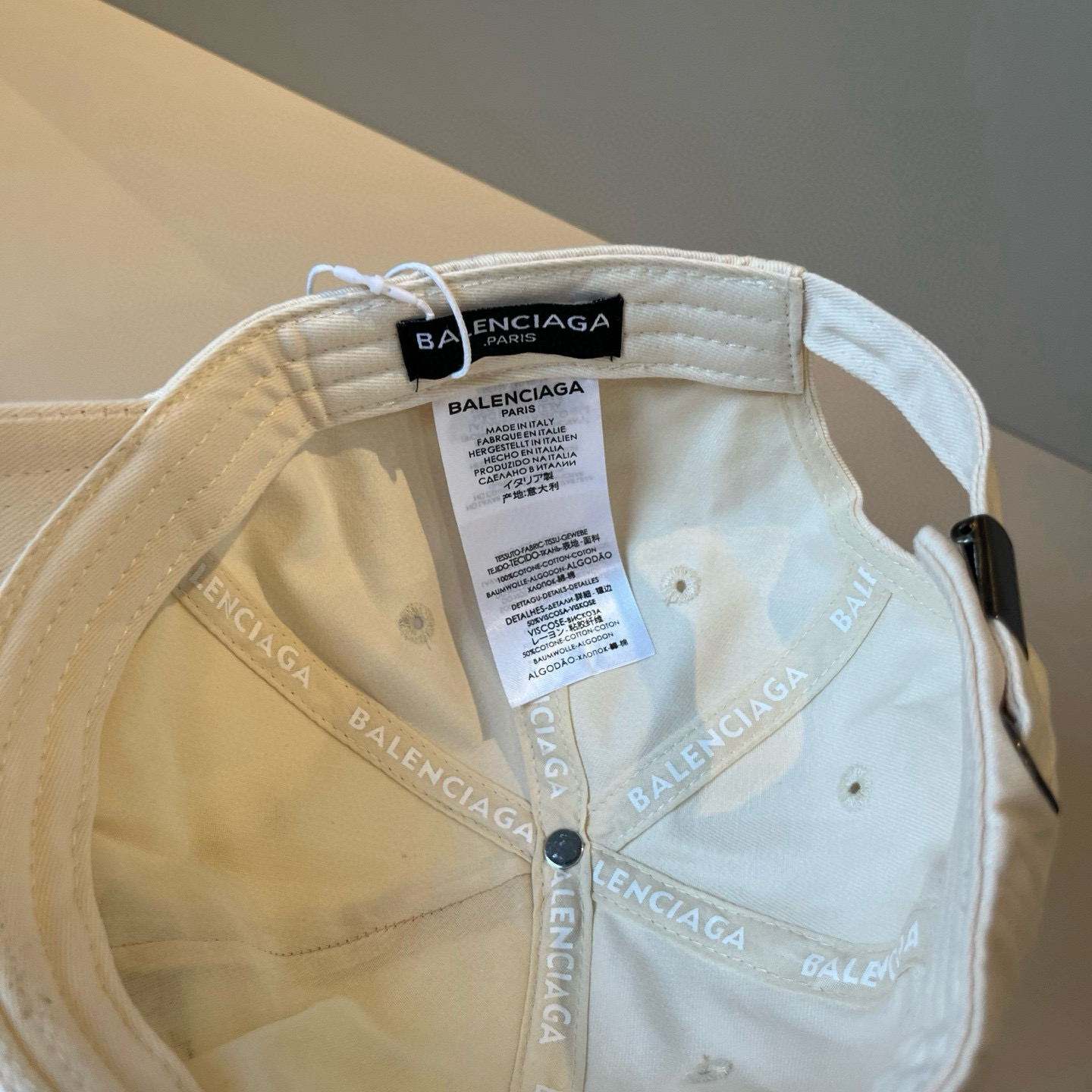  BALENCIAGA巴黎世家新款logo棒球帽，很酷的色系，男女佩戴都有不同style，第一批抢先出货