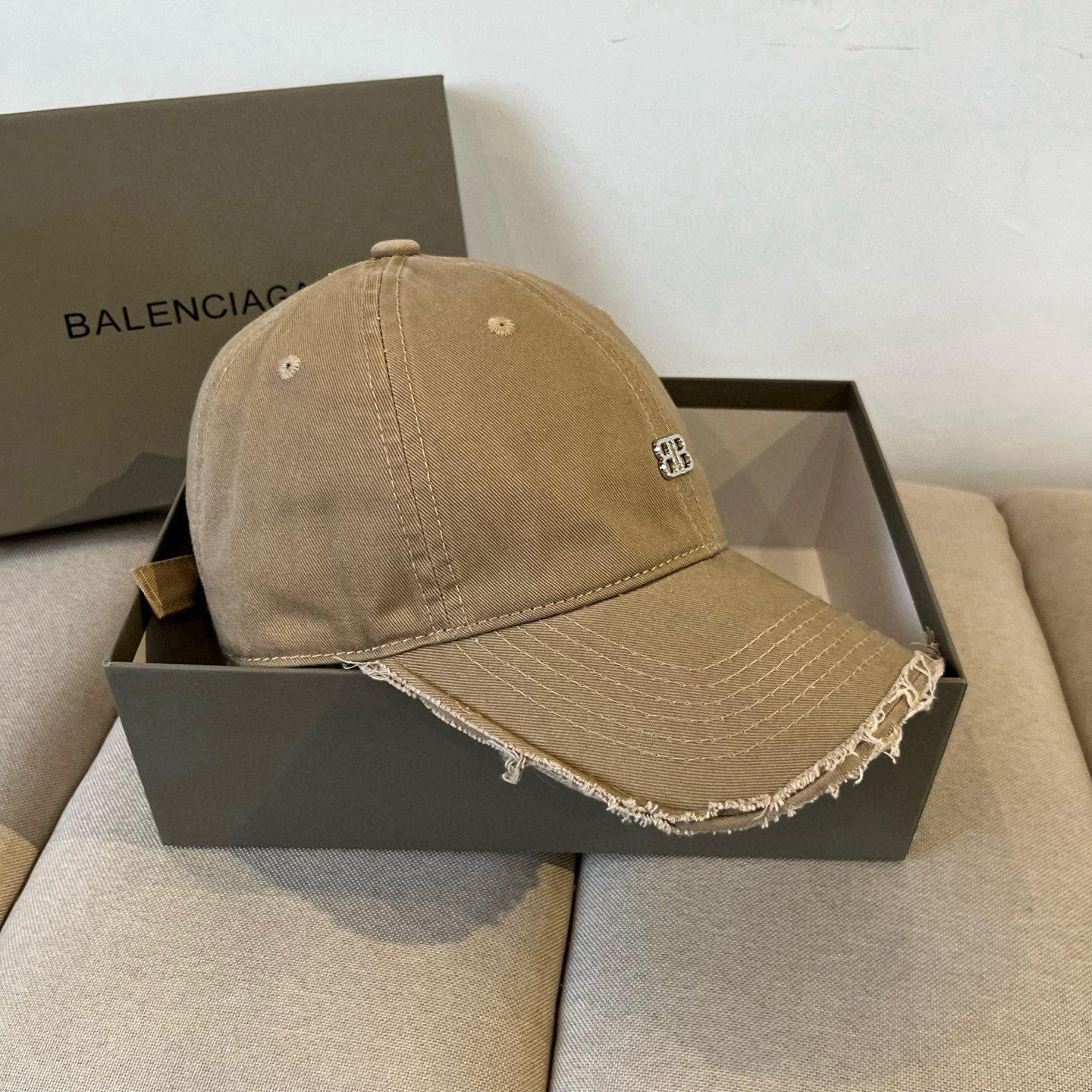  BALENCIAGA巴黎世家新款logo棒球帽，很酷的色系，男女佩戴都有不同style，第一批抢先出货