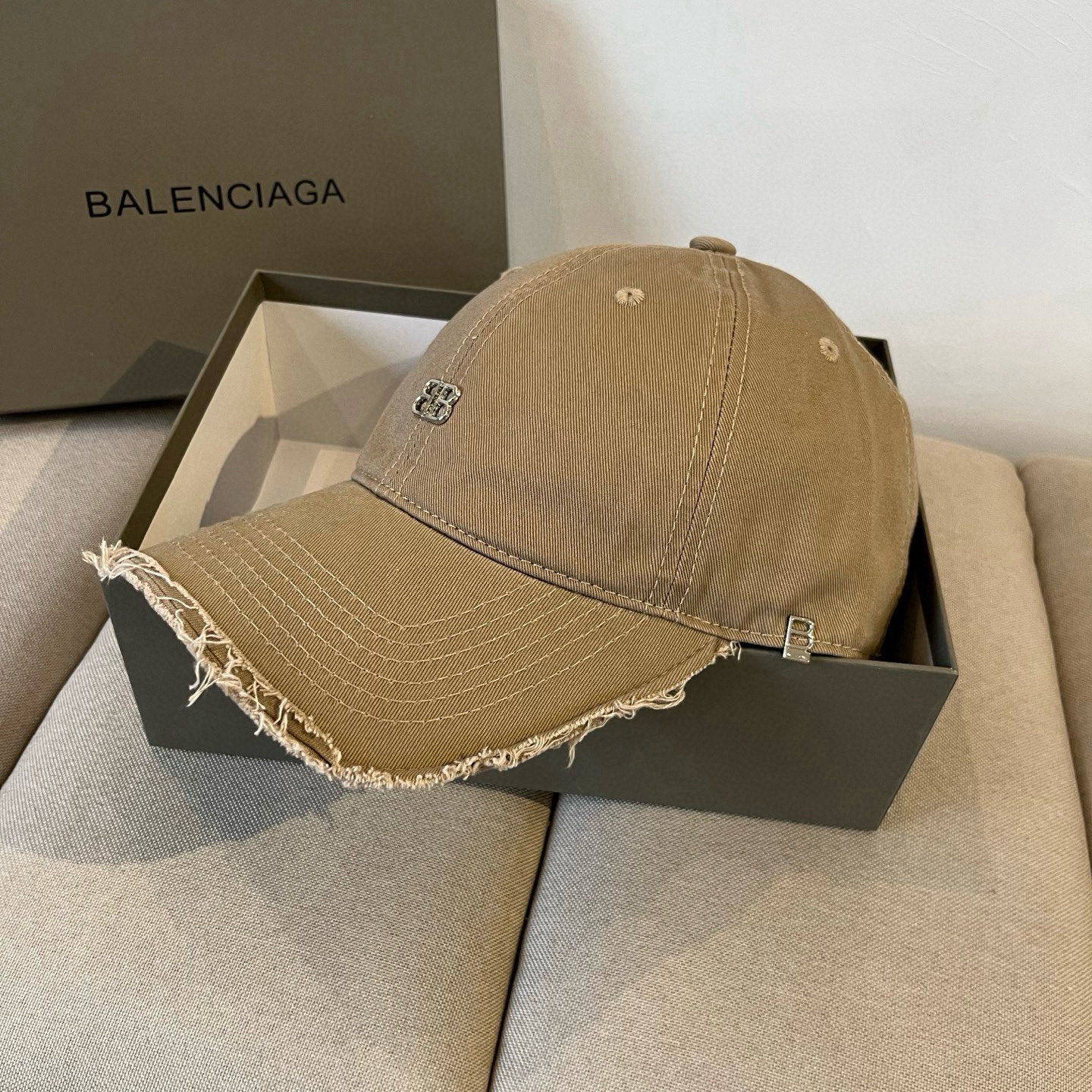  BALENCIAGA巴黎世家新款logo棒球帽，很酷的色系，男女佩戴都有不同style，第一批抢先出货