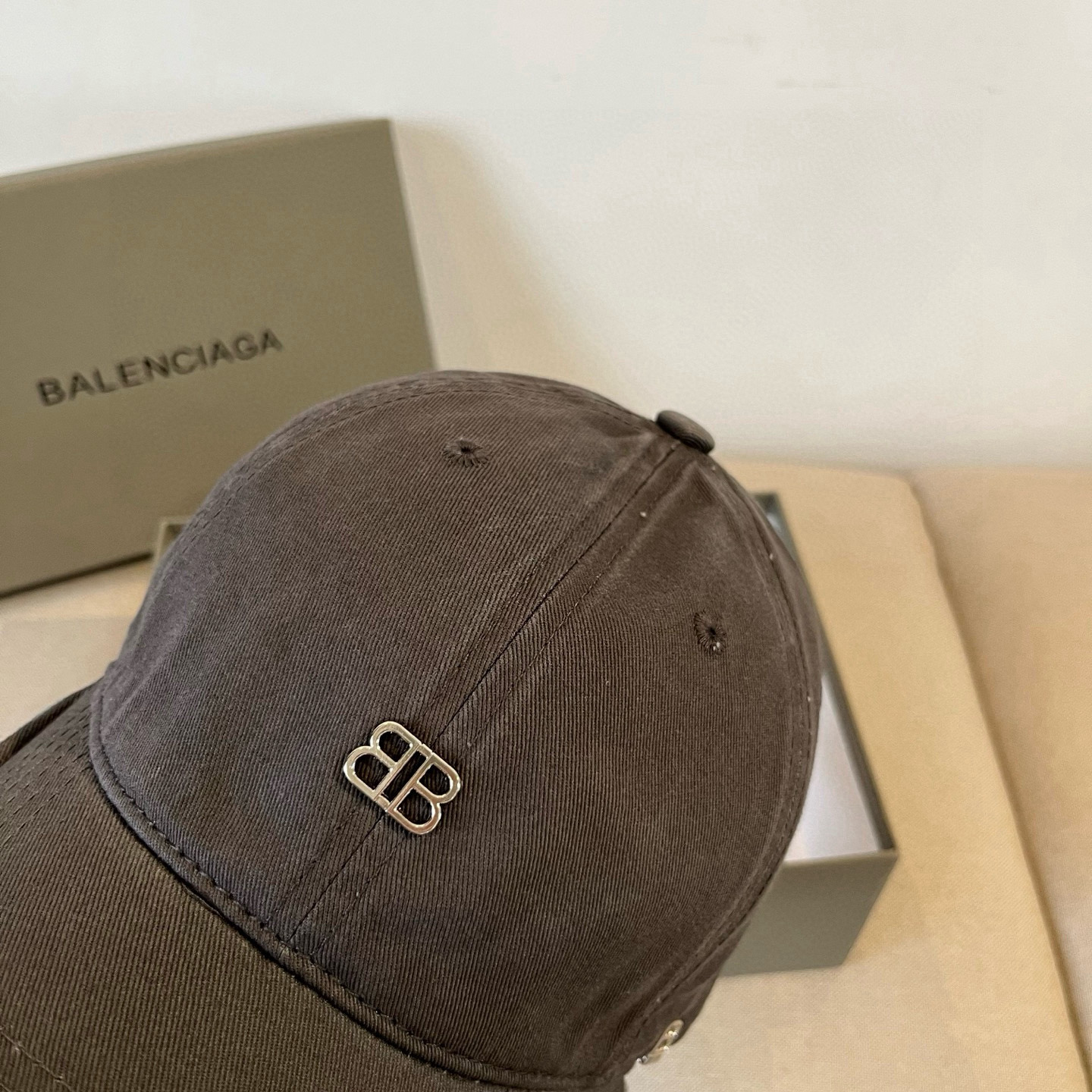  BALENCIAGA巴黎世家新款logo棒球帽，很酷的色系，男女佩戴都有不同style，第一批抢先出货