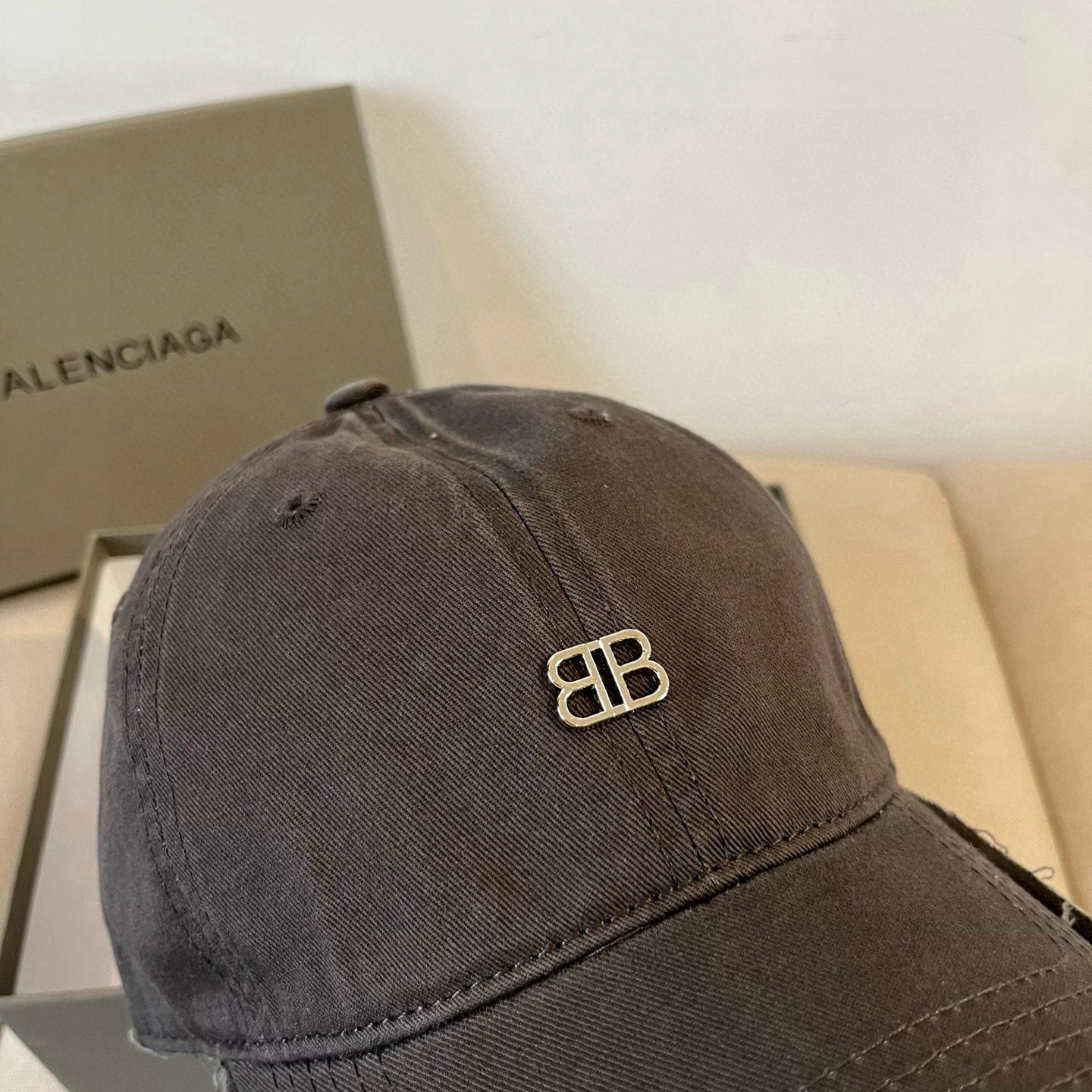  BALENCIAGA巴黎世家新款logo棒球帽，很酷的色系，男女佩戴都有不同style，第一批抢先出货