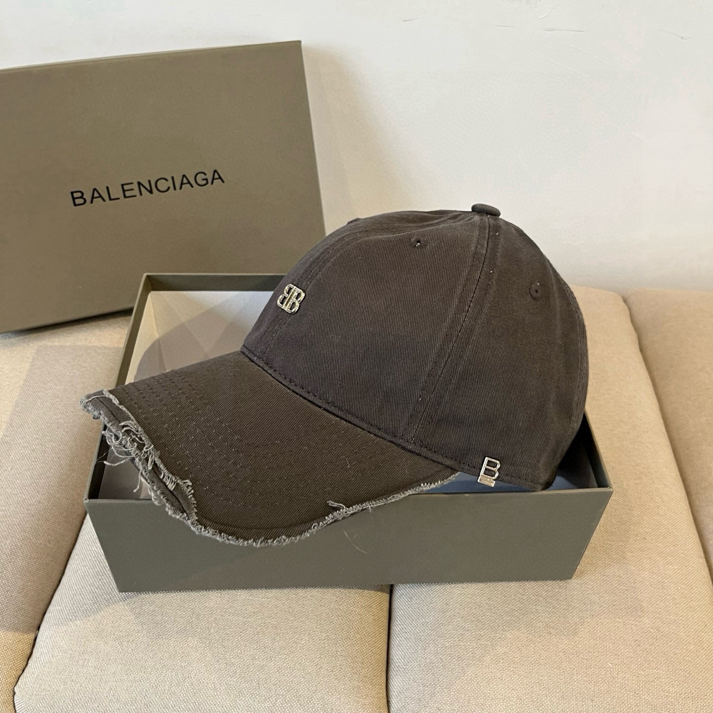  BALENCIAGA巴黎世家新款logo棒球帽，很酷的色系，男女佩戴都有不同style，第一批抢先出货
