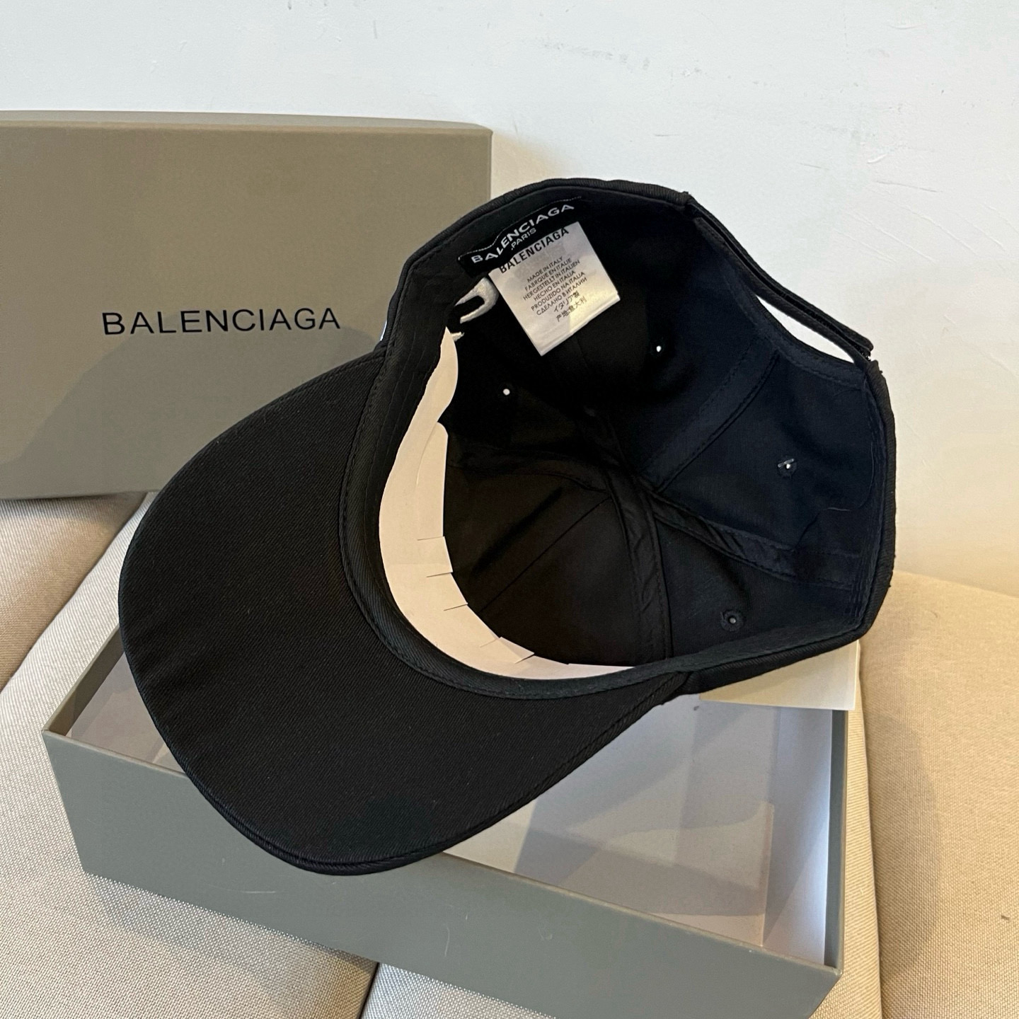  BALENCIAGA巴黎世家新款logo棒球帽，很酷的色系，男女佩戴都有不同style，第一批抢先出货