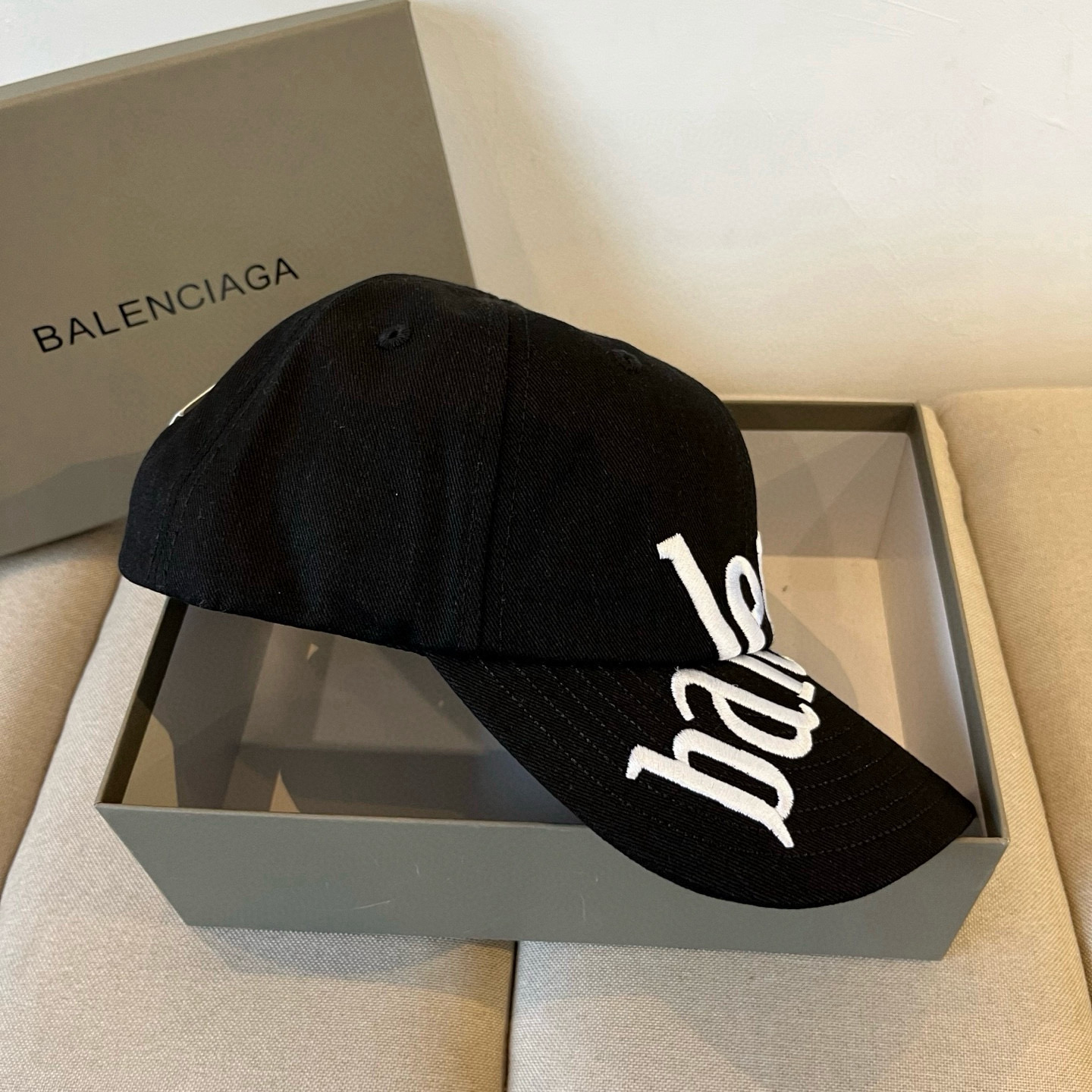  BALENCIAGA巴黎世家新款logo棒球帽，很酷的色系，男女佩戴都有不同style，第一批抢先出货