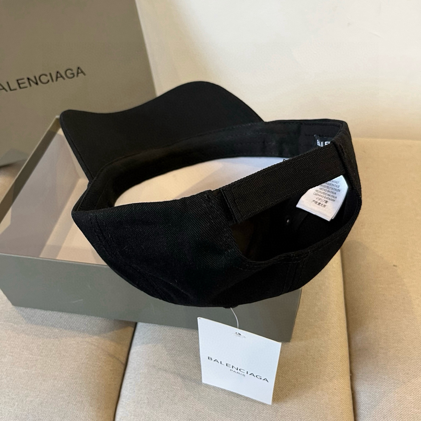  BALENCIAGA巴黎世家新款logo棒球帽，很酷的色系，男女佩戴都有不同style，第一批抢先出货