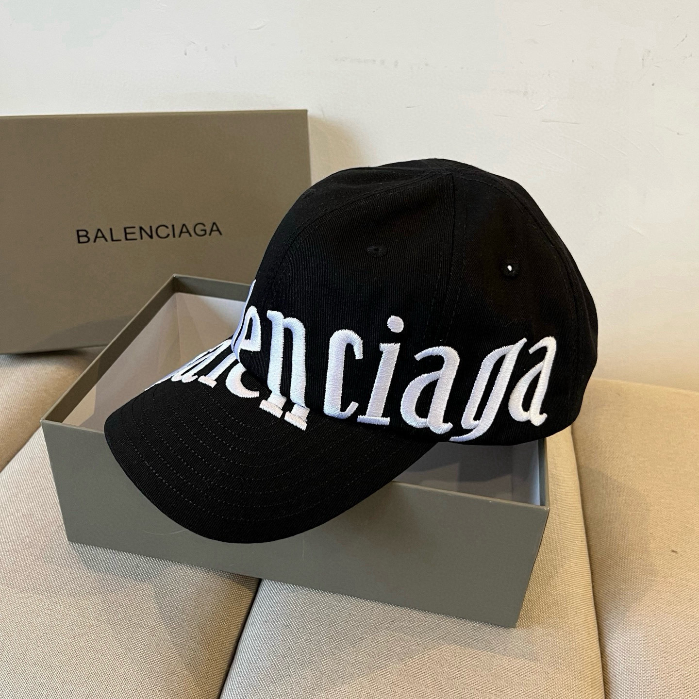  BALENCIAGA巴黎世家新款logo棒球帽，很酷的色系，男女佩戴都有不同style，第一批抢先出货
