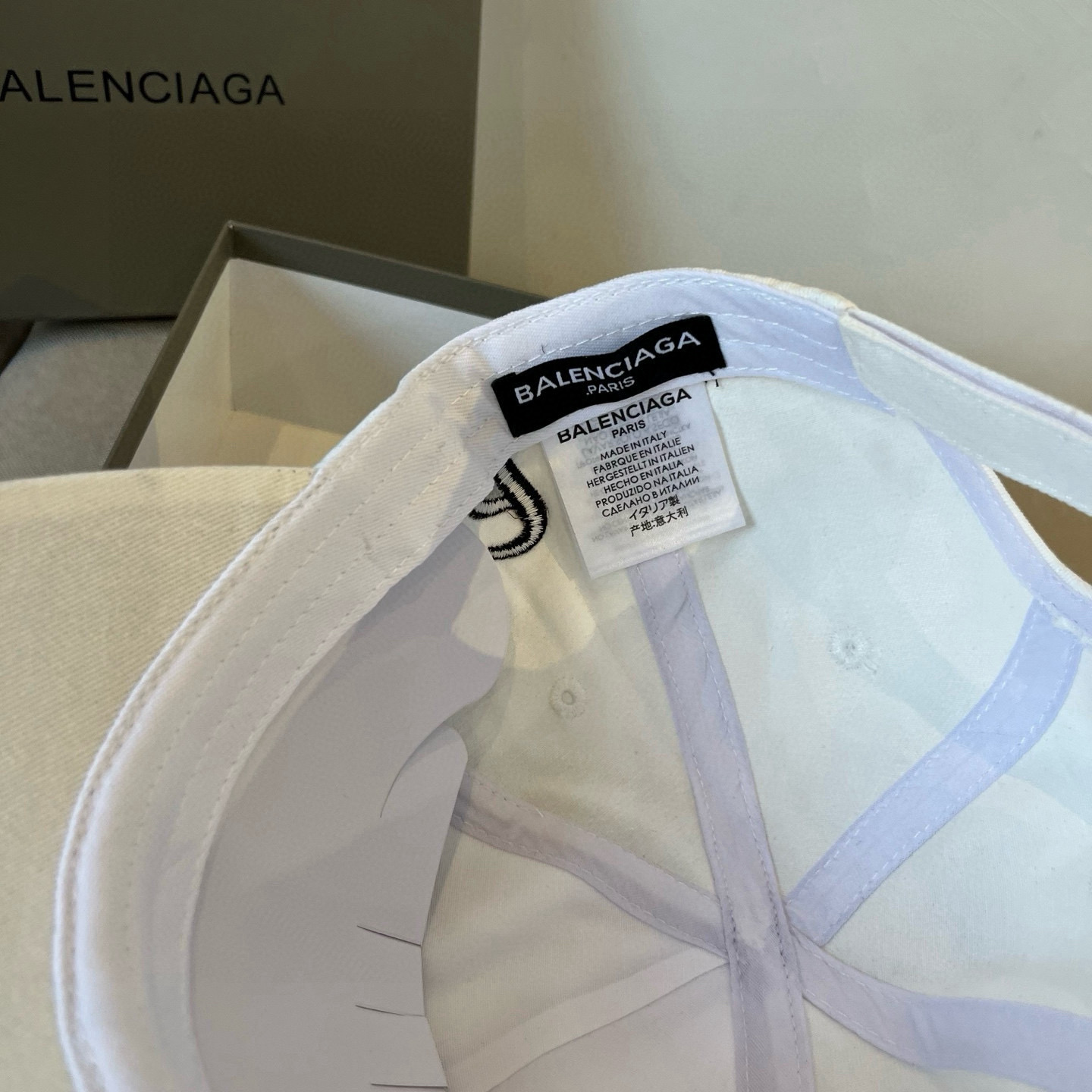  BALENCIAGA巴黎世家新款logo棒球帽，很酷的色系，男女佩戴都有不同style，第一批抢先出货