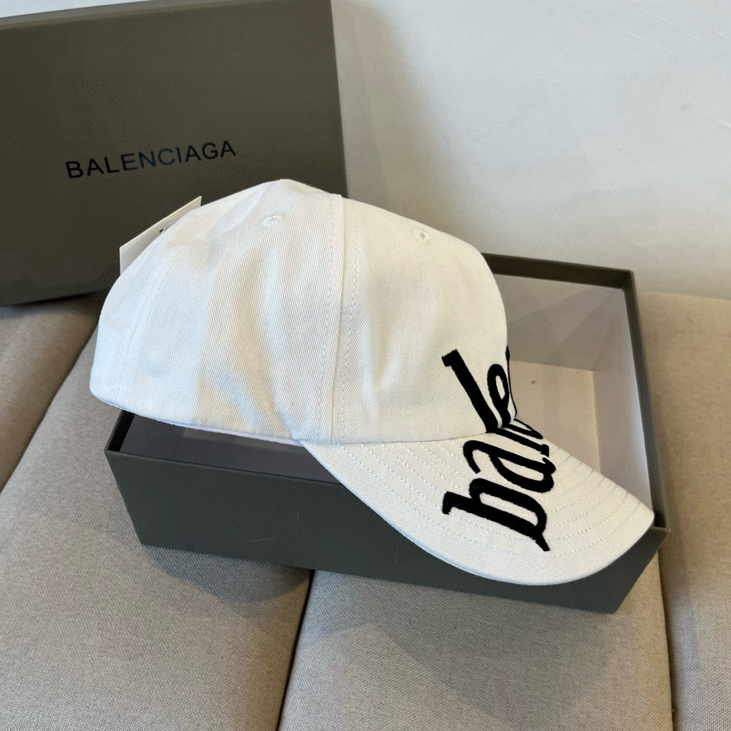  BALENCIAGA巴黎世家新款logo棒球帽，很酷的色系，男女佩戴都有不同style，第一批抢先出货