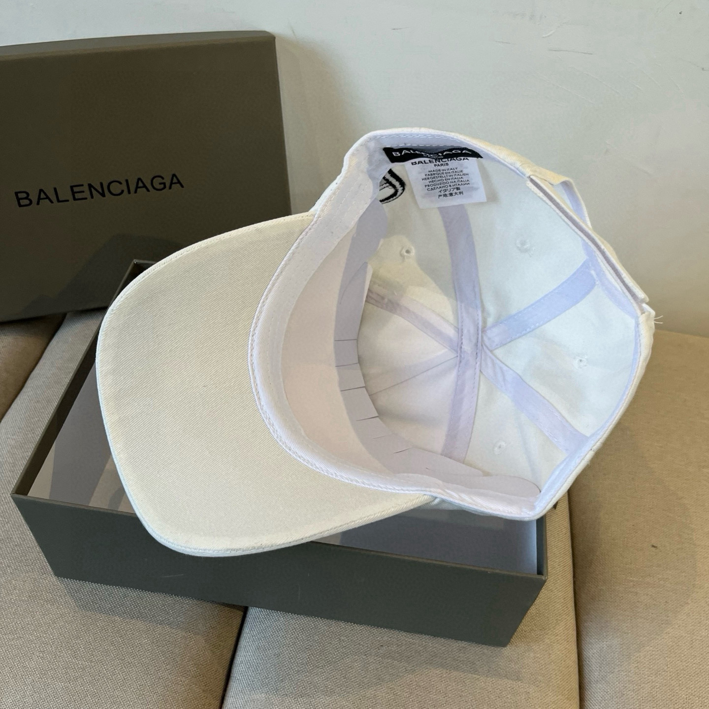  BALENCIAGA巴黎世家新款logo棒球帽，很酷的色系，男女佩戴都有不同style，第一批抢先出货
