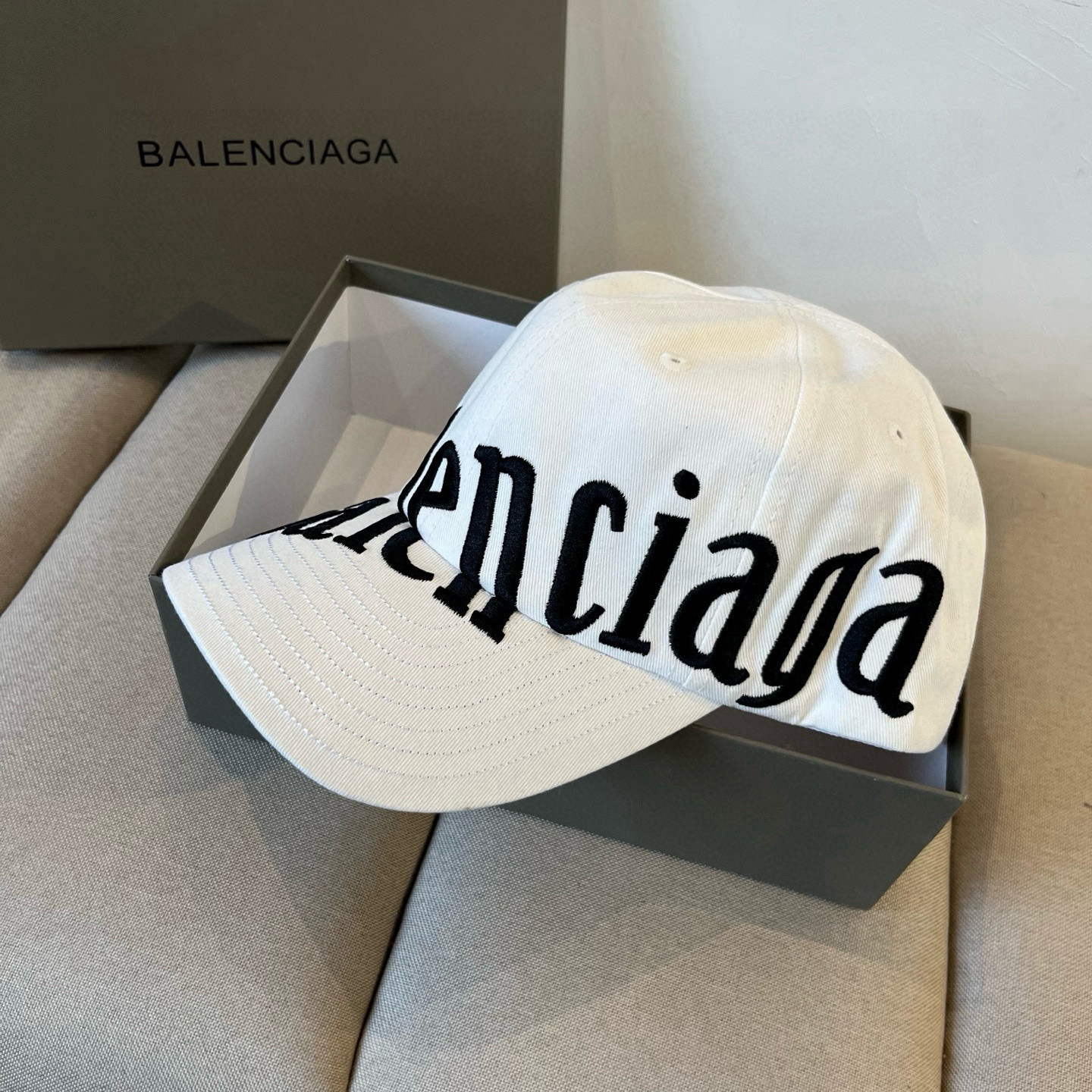  BALENCIAGA巴黎世家新款logo棒球帽，很酷的色系，男女佩戴都有不同style，第一批抢先出货