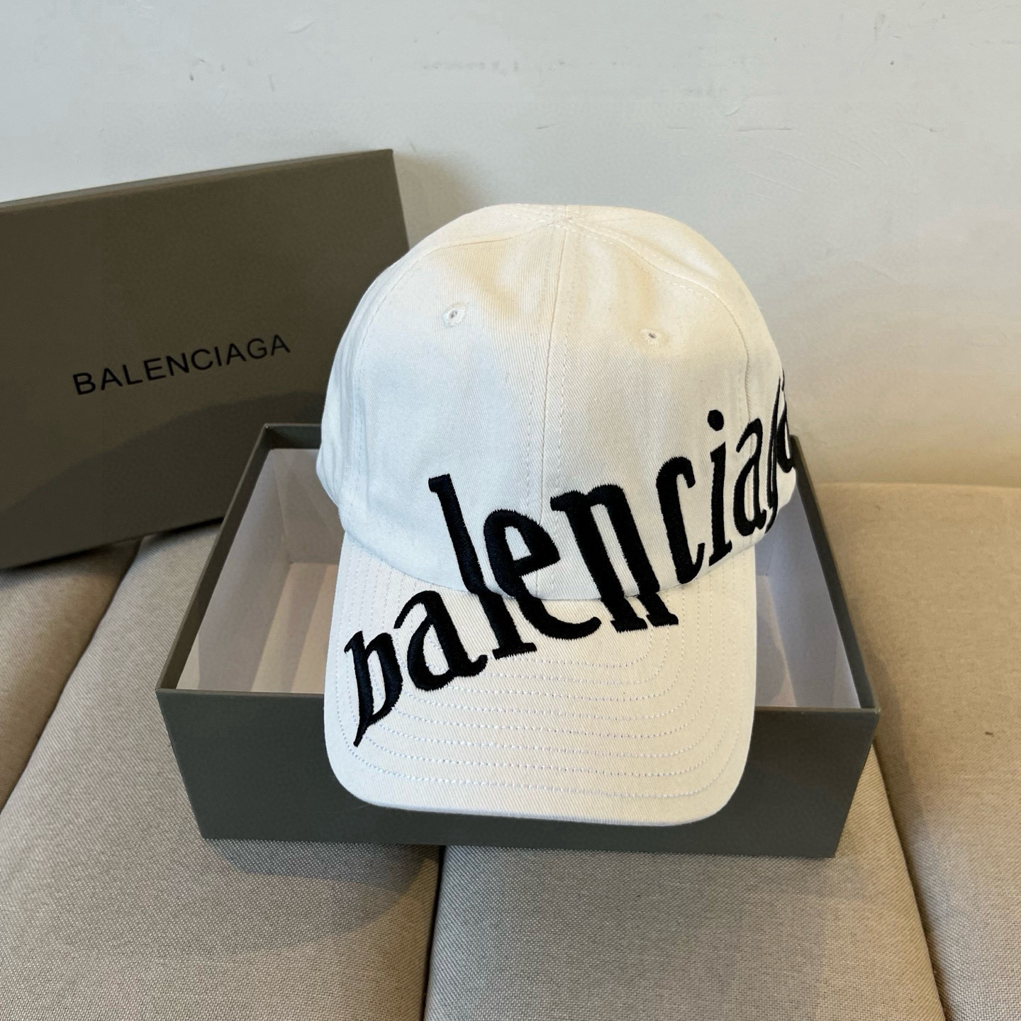  BALENCIAGA巴黎世家新款logo棒球帽，很酷的色系，男女佩戴都有不同style，第一批抢先出货