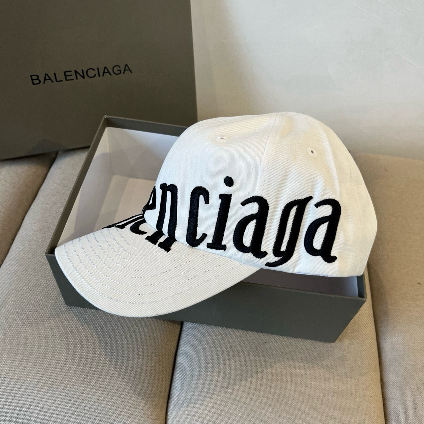  BALENCIAGA巴黎世家新款logo棒球帽，很酷的色系，男女佩戴都有不同style，第一批抢先出货