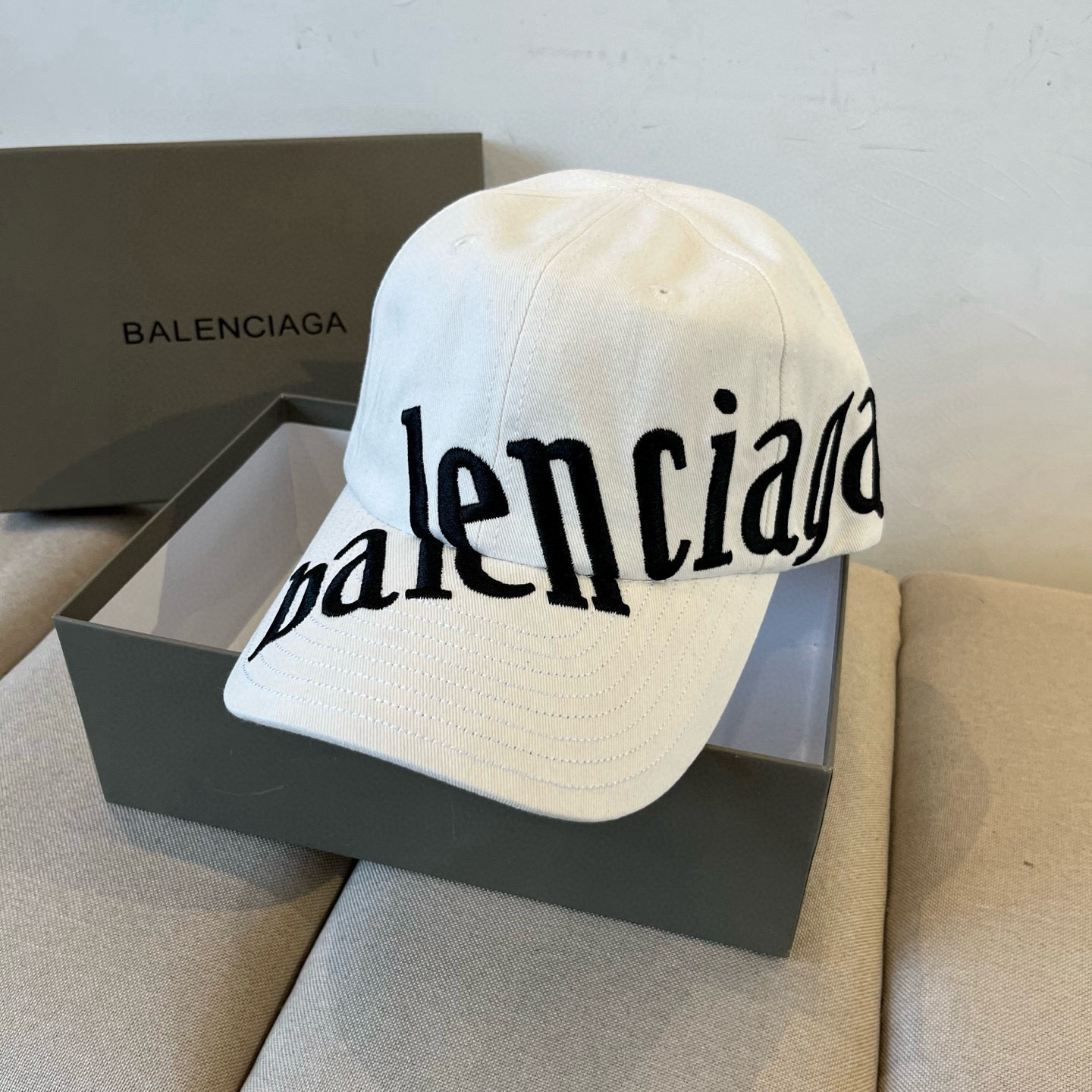  BALENCIAGA巴黎世家新款logo棒球帽，很酷的色系，男女佩戴都有不同style，第一批抢先出货