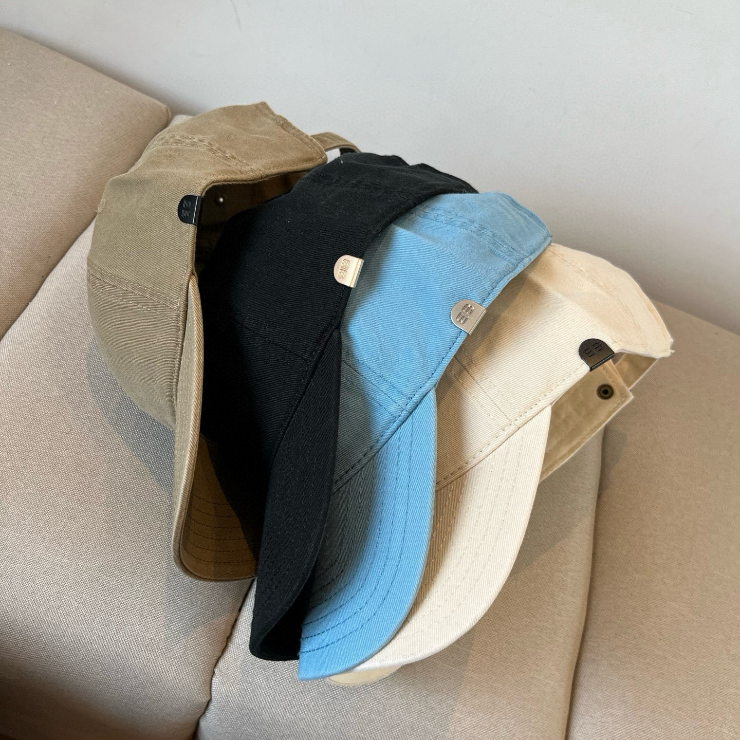  BALENCIAGA巴黎世家新款logo棒球帽，很酷的色系，男女佩戴都有不同style，第一批抢先出货