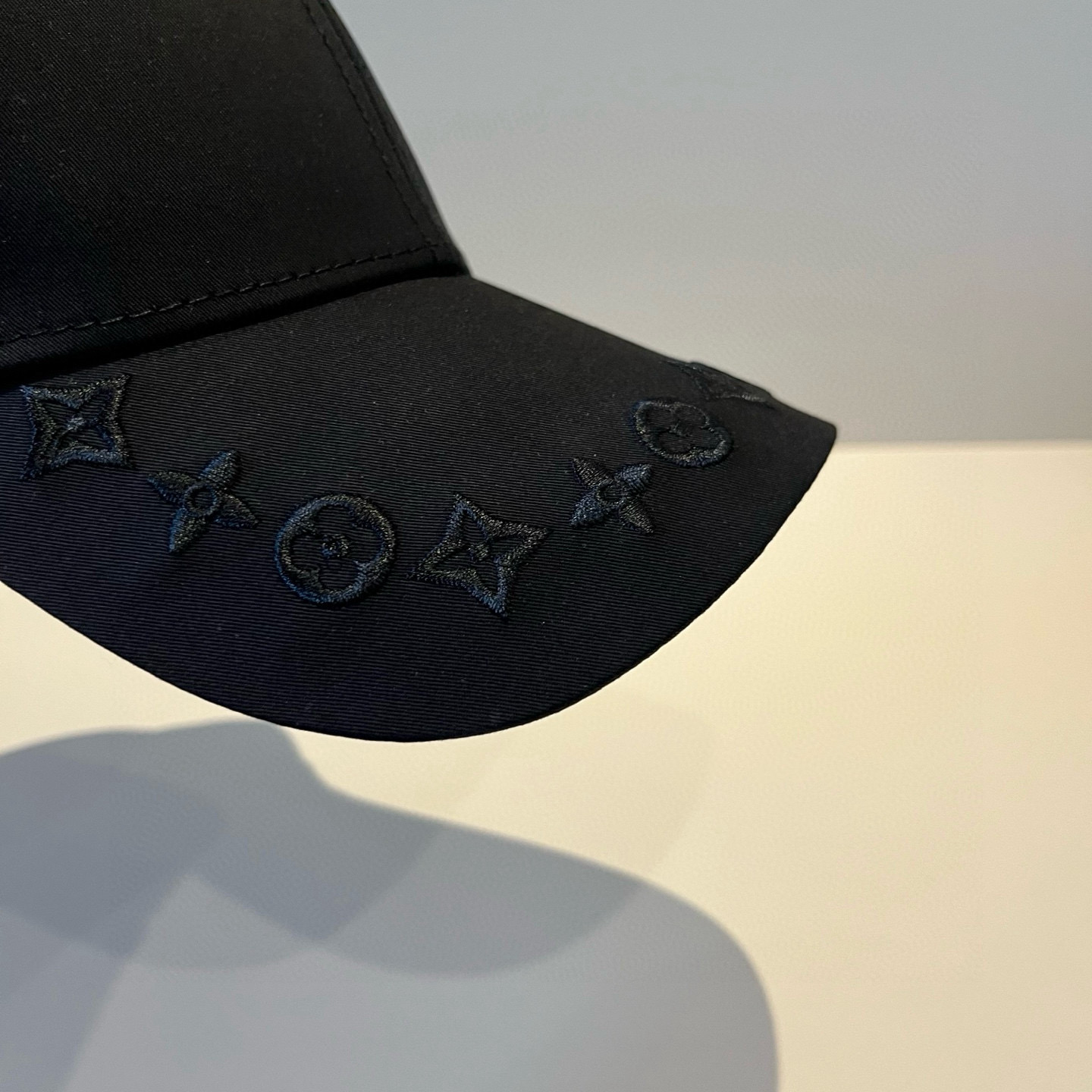 🧢路易威登棒球帽 LouisVuitton😍新款LV棒球帽，重工打造♥️高端大气，百搭款🤗男女通用！跑量