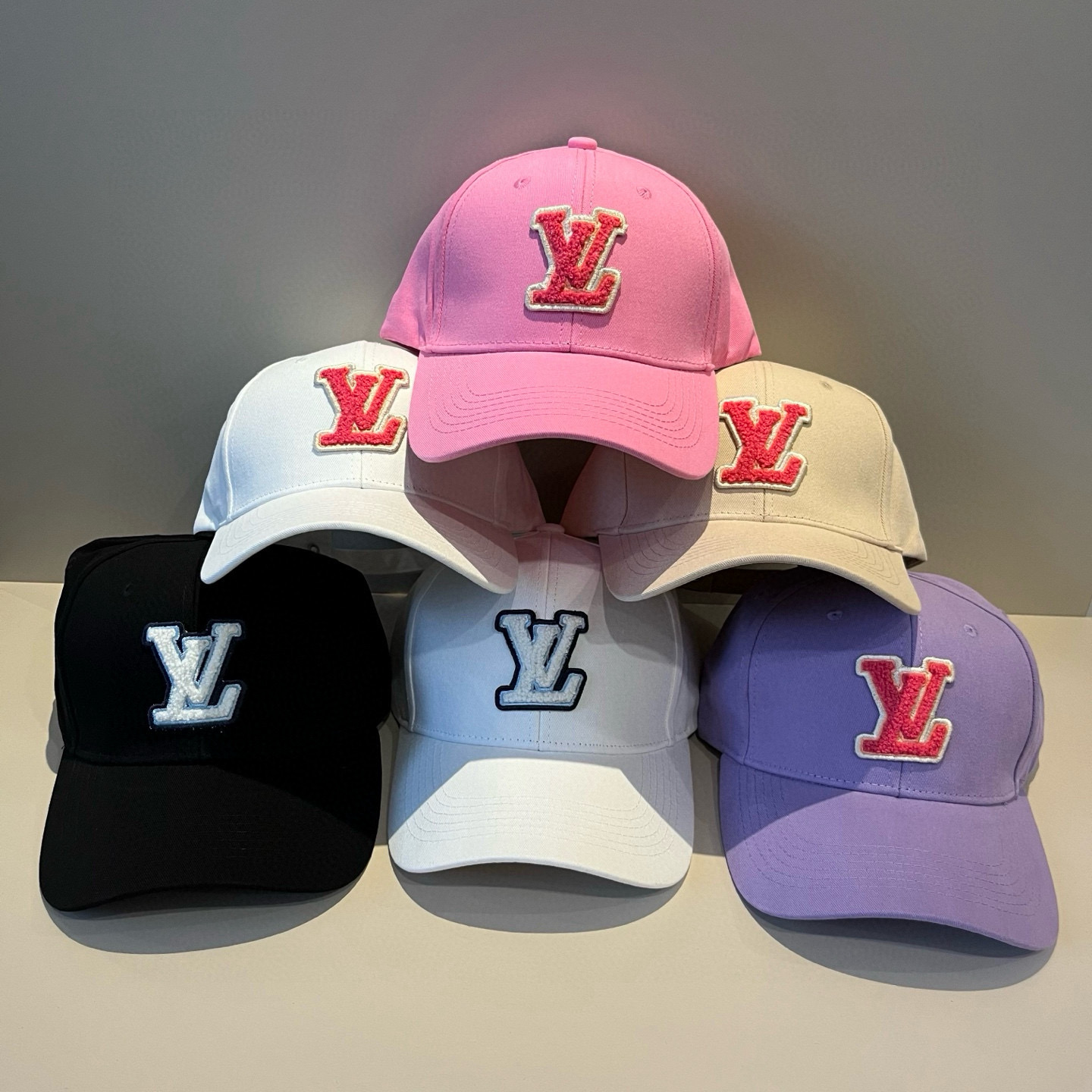 🧢路易威登棒球帽 LouisVuitton😍新款LV棒球帽，重工打造♥️高端大气，百搭款🤗男女通用！跑量