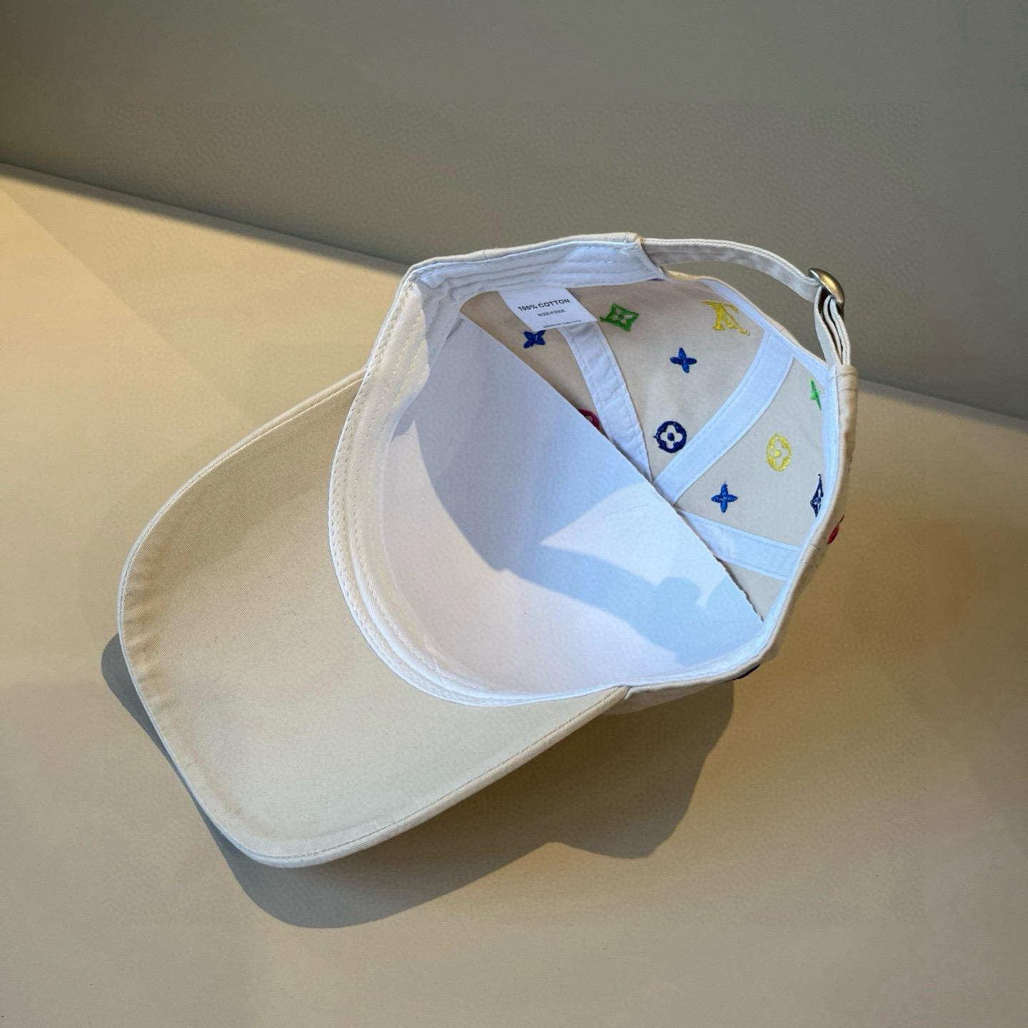 🧢路易威登棒球帽 LouisVuitton😍新款LV棒球帽，重工打造♥️高端大气，百搭款🤗男女通用！跑量