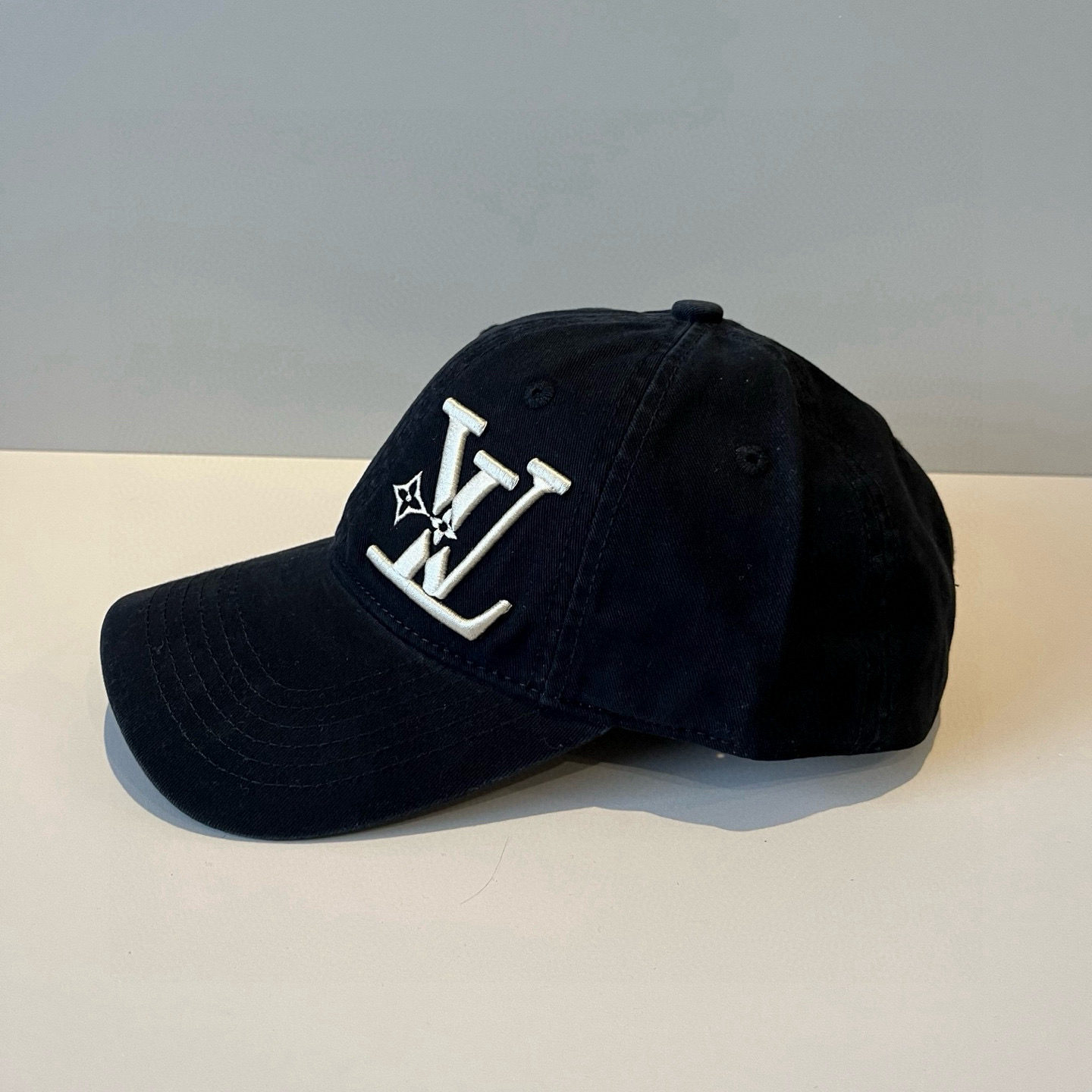 🧢路易威登棒球帽 LouisVuitton😍新款LV棒球帽，重工打造♥️高端大气，百搭款🤗男女通用！跑量