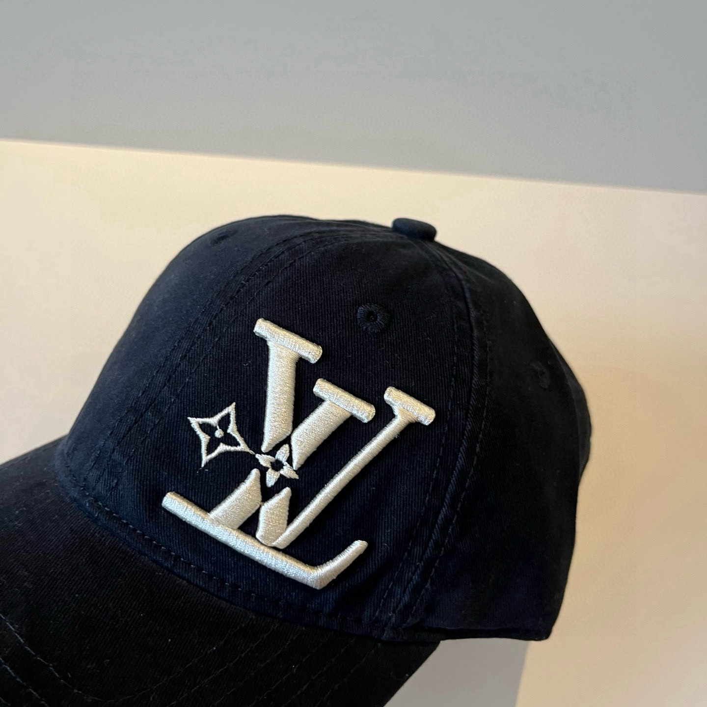 🧢路易威登棒球帽 LouisVuitton😍新款LV棒球帽，重工打造♥️高端大气，百搭款🤗男女通用！跑量