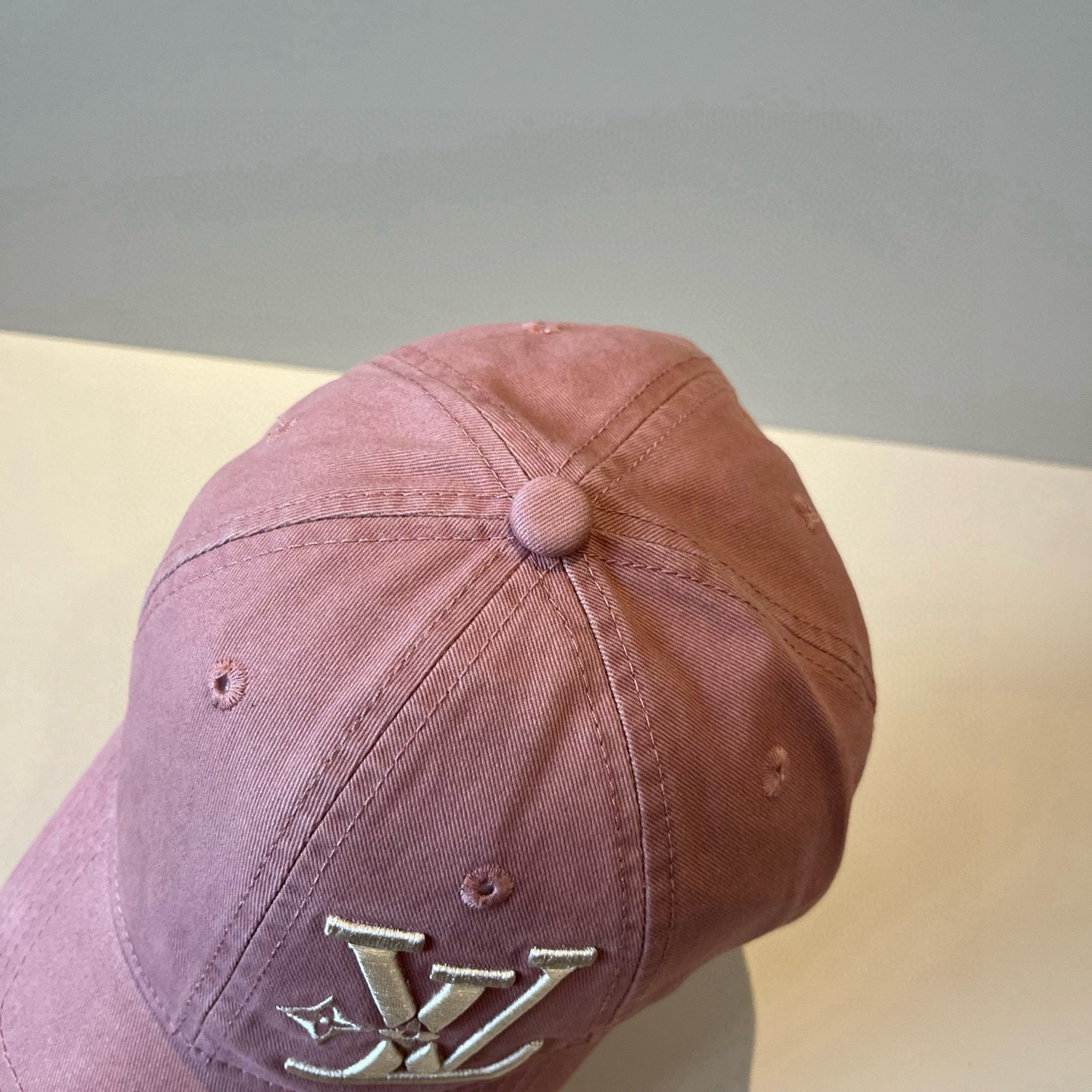 🧢路易威登棒球帽 LouisVuitton😍新款LV棒球帽，重工打造♥️高端大气，百搭款🤗男女通用！跑量