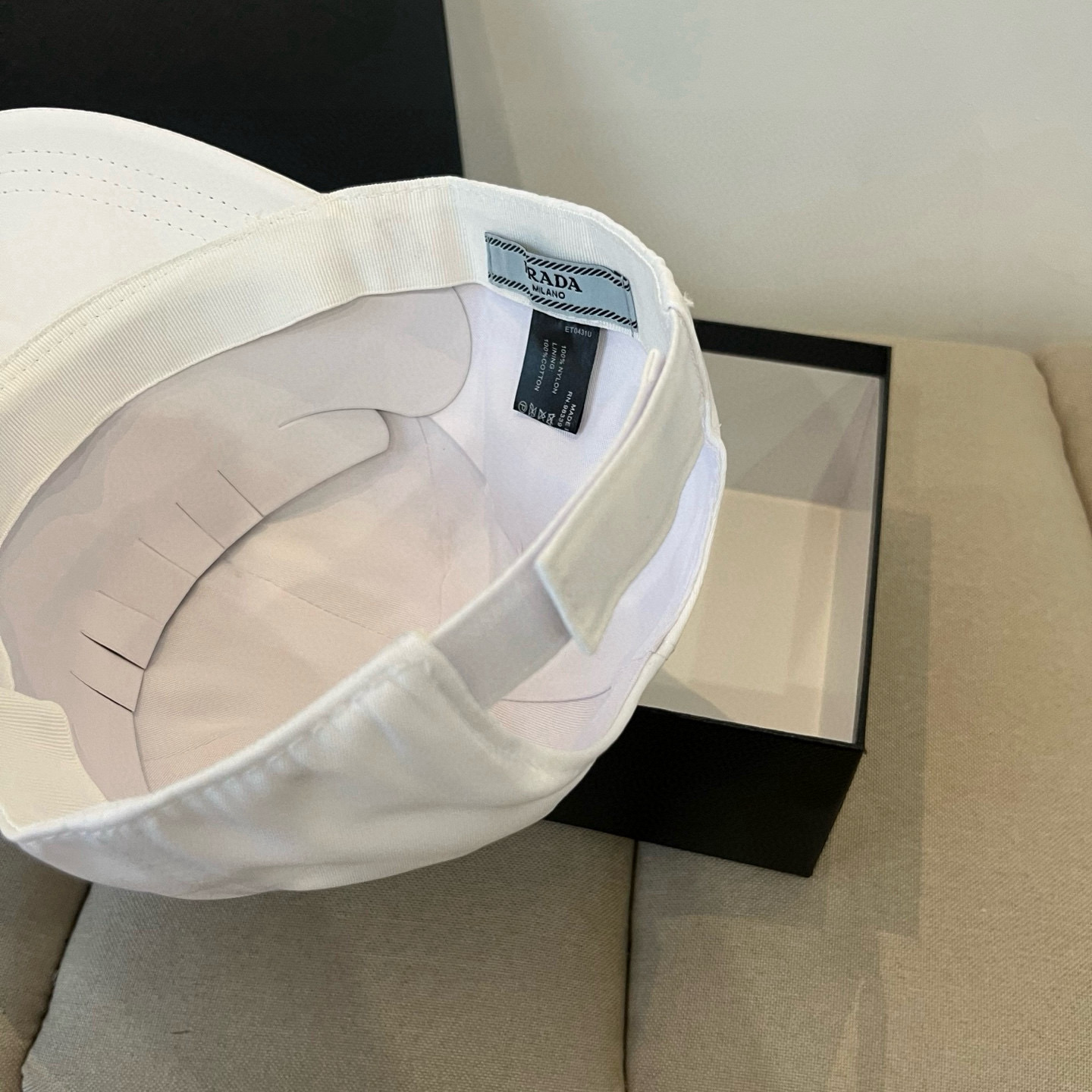 
普拉达 PRADA 新品经典棒球帽 代购版本！时尚潮流，高端做工！非一般的品质，细节看实拍哦