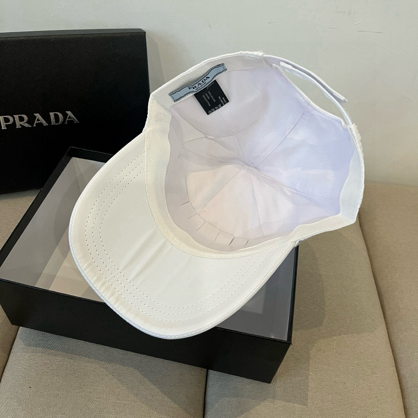 
普拉达 PRADA 新品经典棒球帽 代购版本！时尚潮流，高端做工！非一般的品质，细节看实拍哦