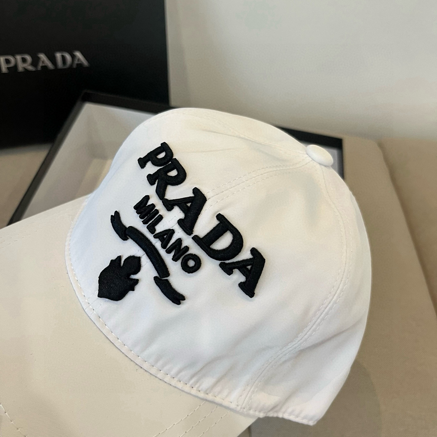 
普拉达 PRADA 新品经典棒球帽 代购版本！时尚潮流，高端做工！非一般的品质，细节看实拍哦