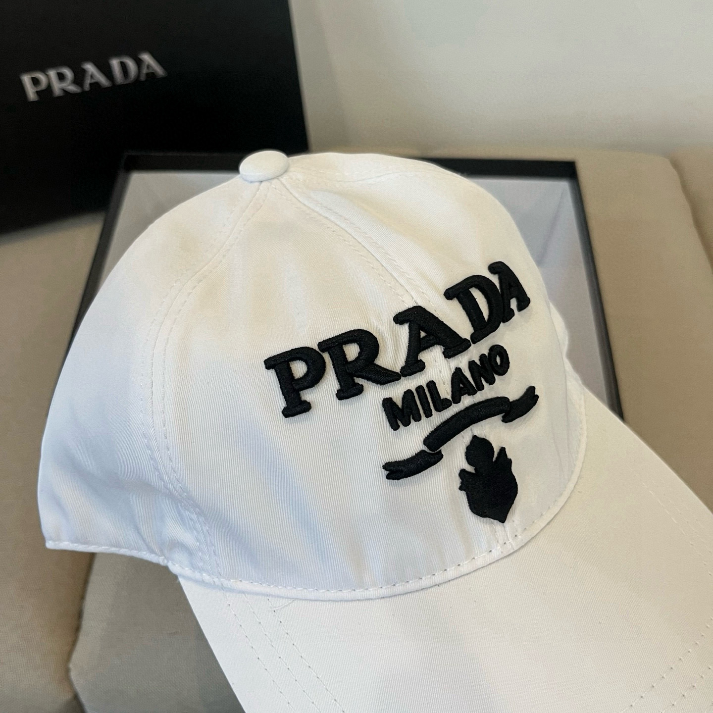 
普拉达 PRADA 新品经典棒球帽 代购版本！时尚潮流，高端做工！非一般的品质，细节看实拍哦