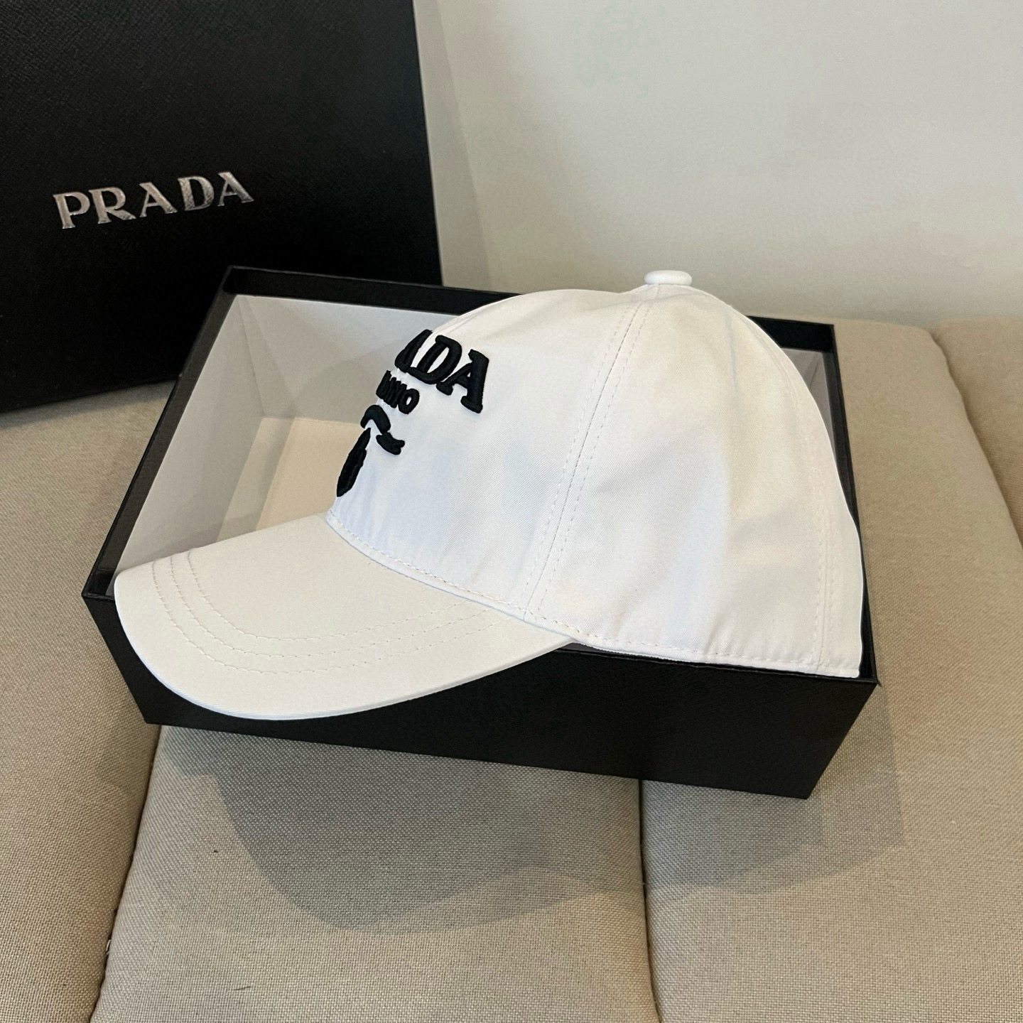 
普拉达 PRADA 新品经典棒球帽 代购版本！时尚潮流，高端做工！非一般的品质，细节看实拍哦