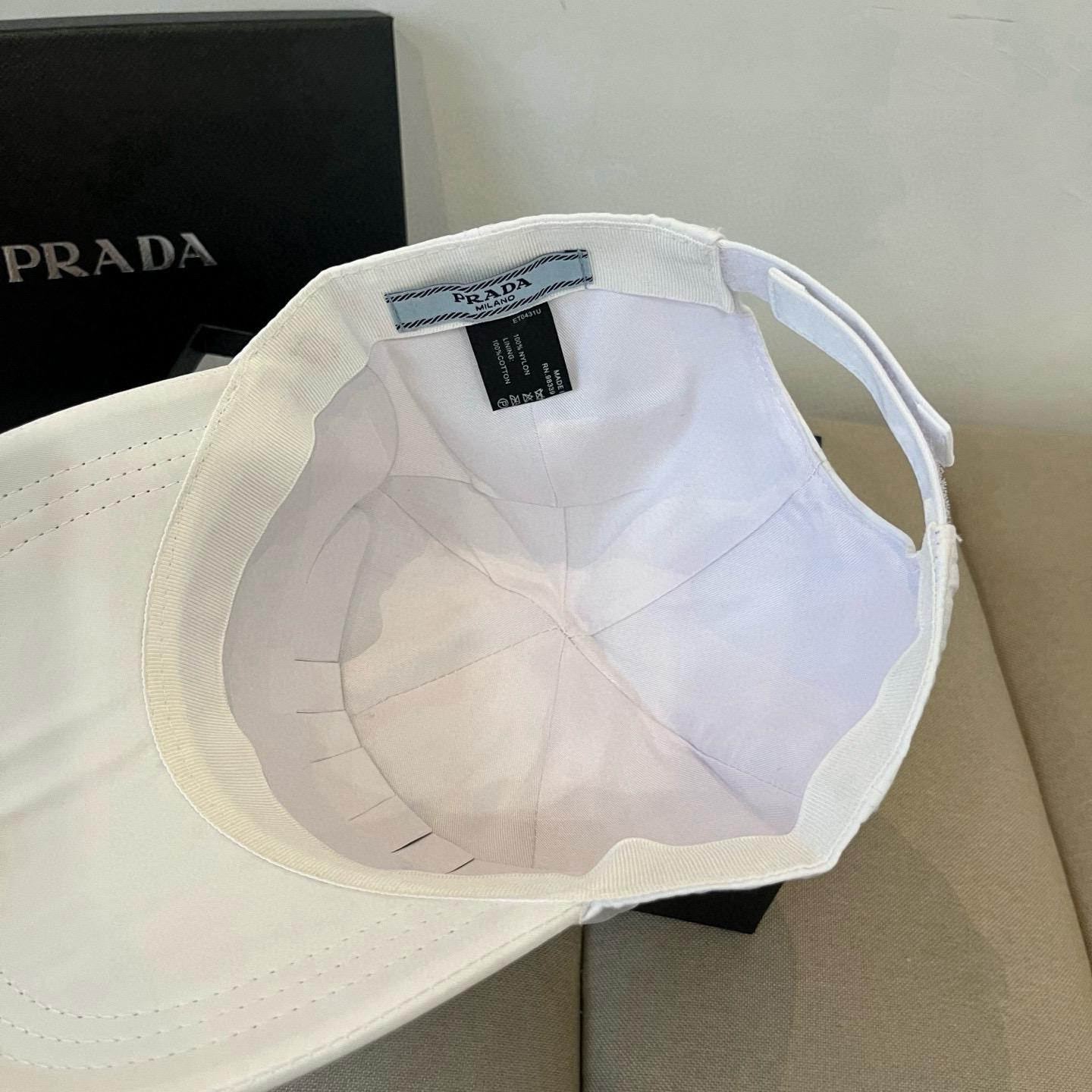 
普拉达 PRADA 新品经典棒球帽 代购版本！时尚潮流，高端做工！非一般的品质，细节看实拍哦