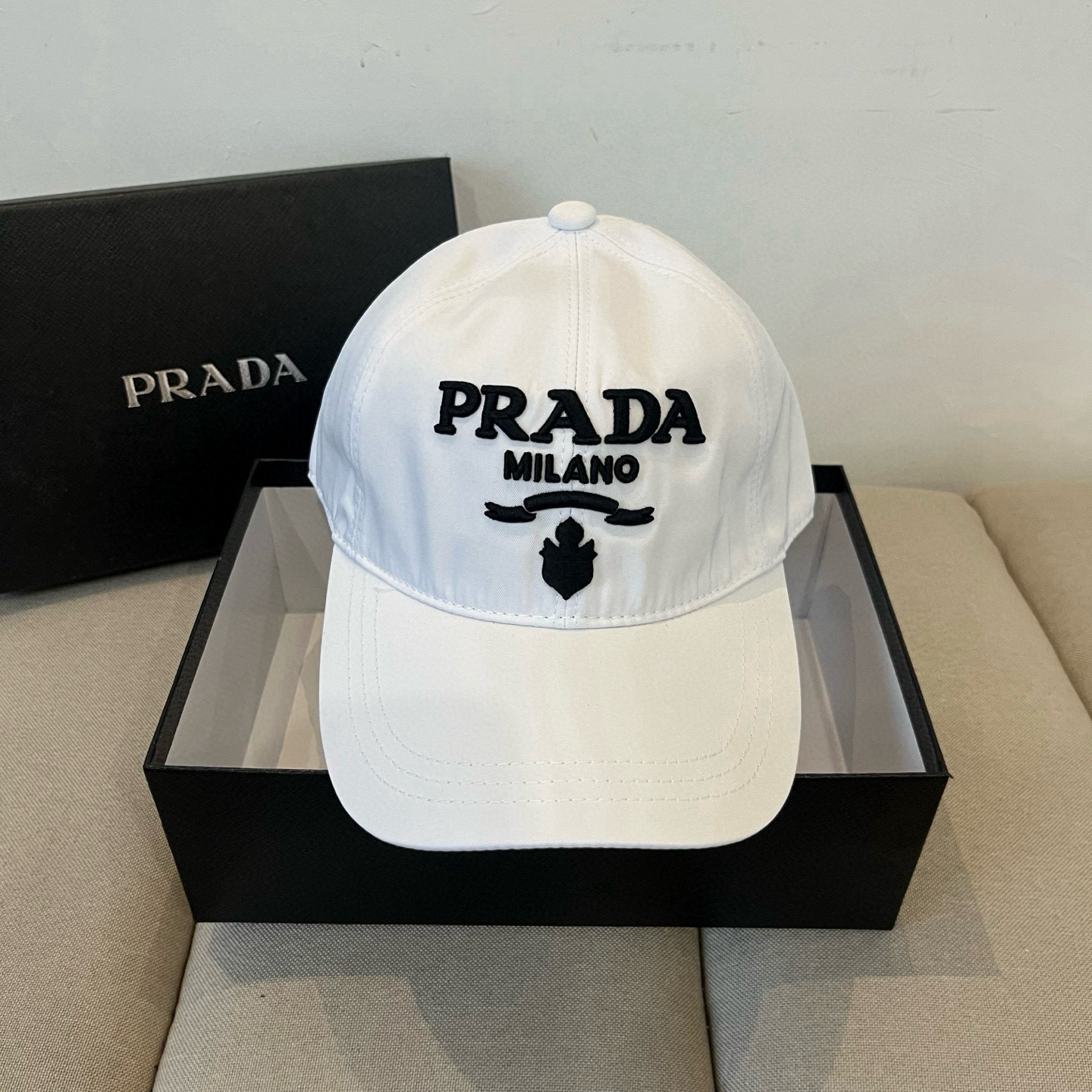 
普拉达 PRADA 新品经典棒球帽 代购版本！时尚潮流，高端做工！非一般的品质，细节看实拍哦