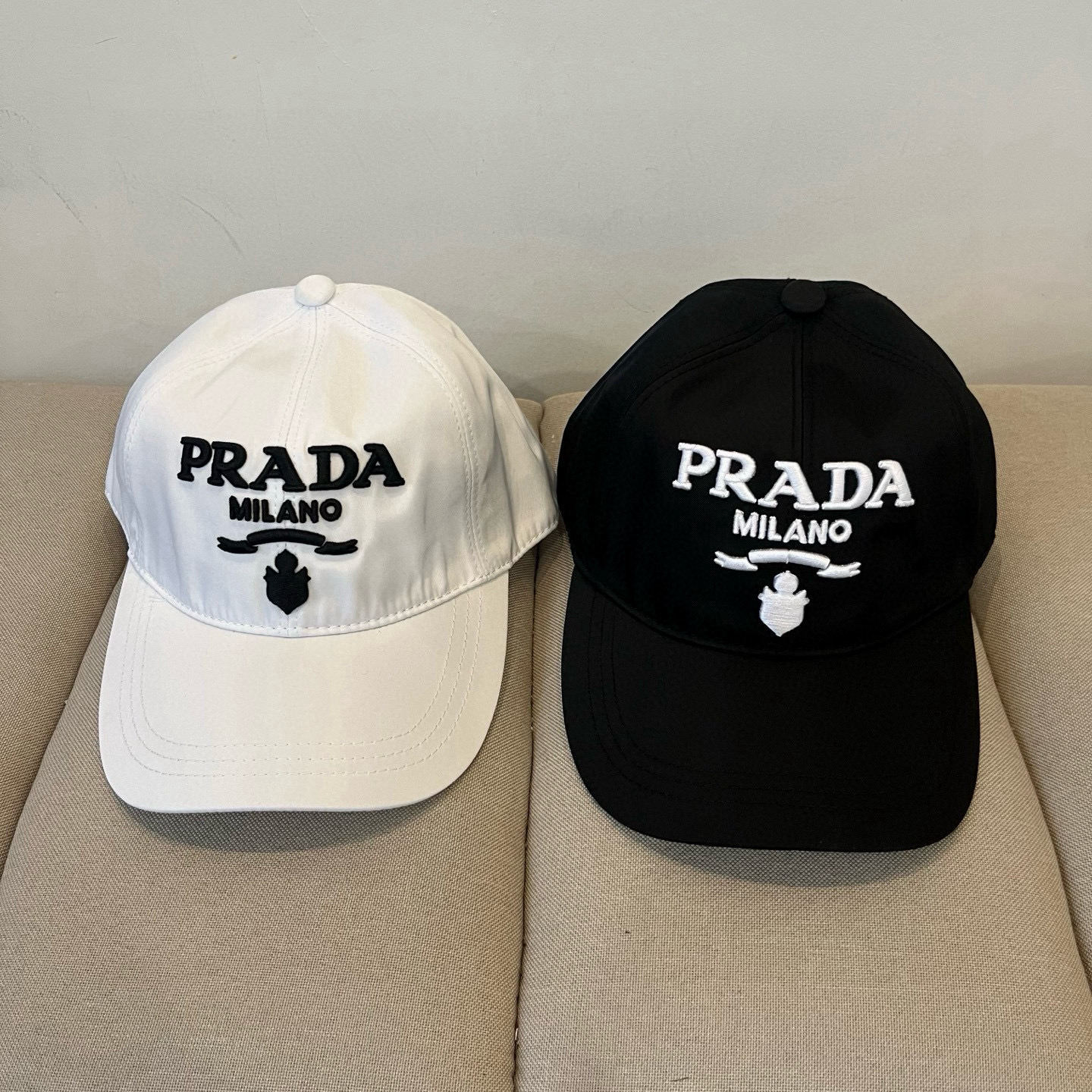 
普拉达 PRADA 新品经典棒球帽 代购版本！时尚潮流，高端做工！非一般的品质，细节看实拍哦