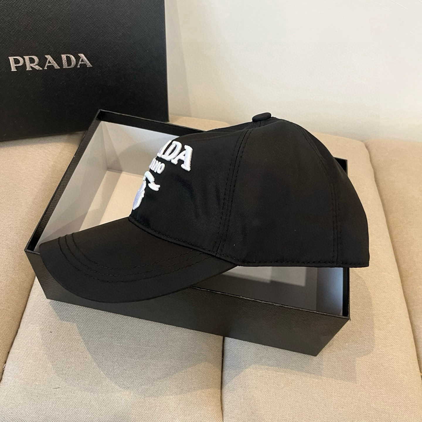 
普拉达 PRADA 新品经典棒球帽 代购版本！时尚潮流，高端做工！非一般的品质，细节看实拍哦
