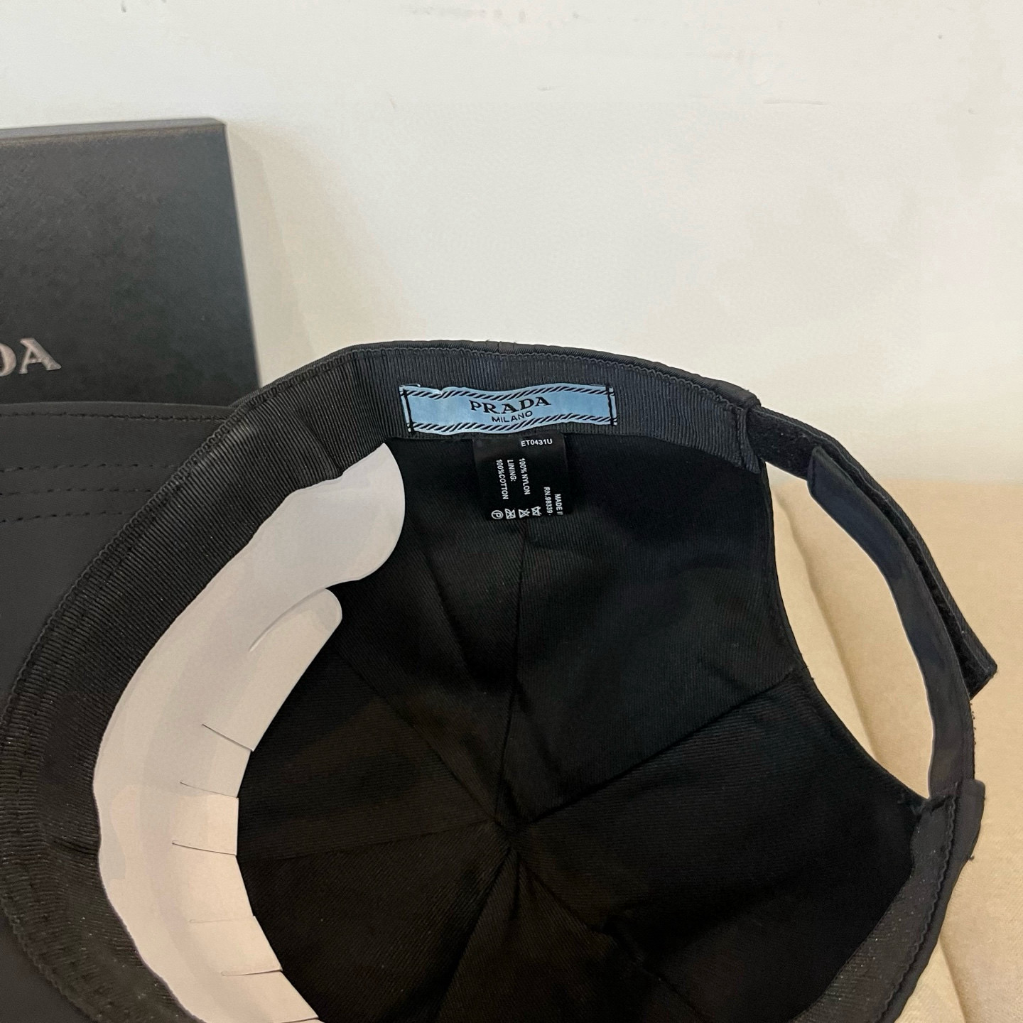 
普拉达 PRADA 新品经典棒球帽 代购版本！时尚潮流，高端做工！非一般的品质，细节看实拍哦