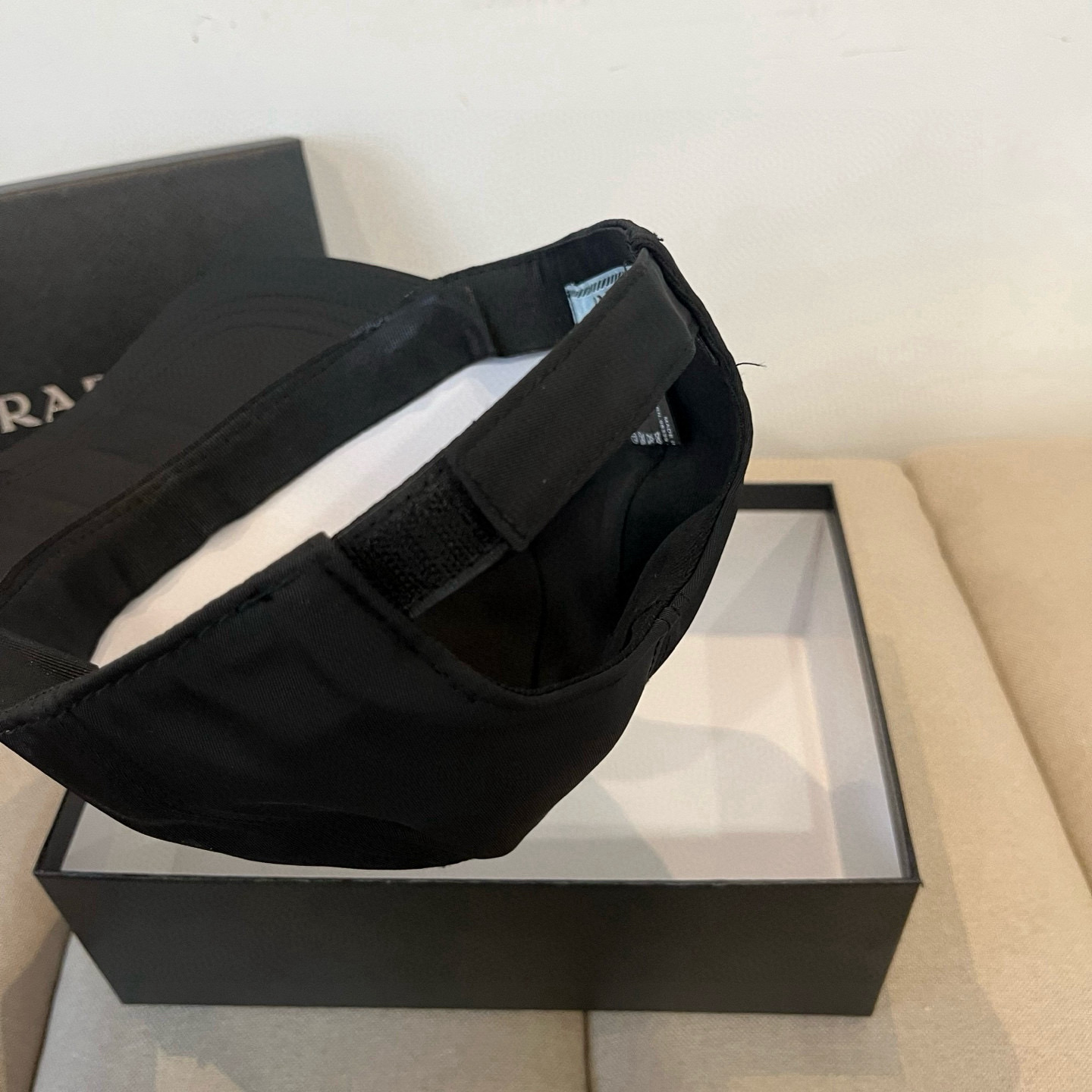 
普拉达 PRADA 新品经典棒球帽 代购版本！时尚潮流，高端做工！非一般的品质，细节看实拍哦