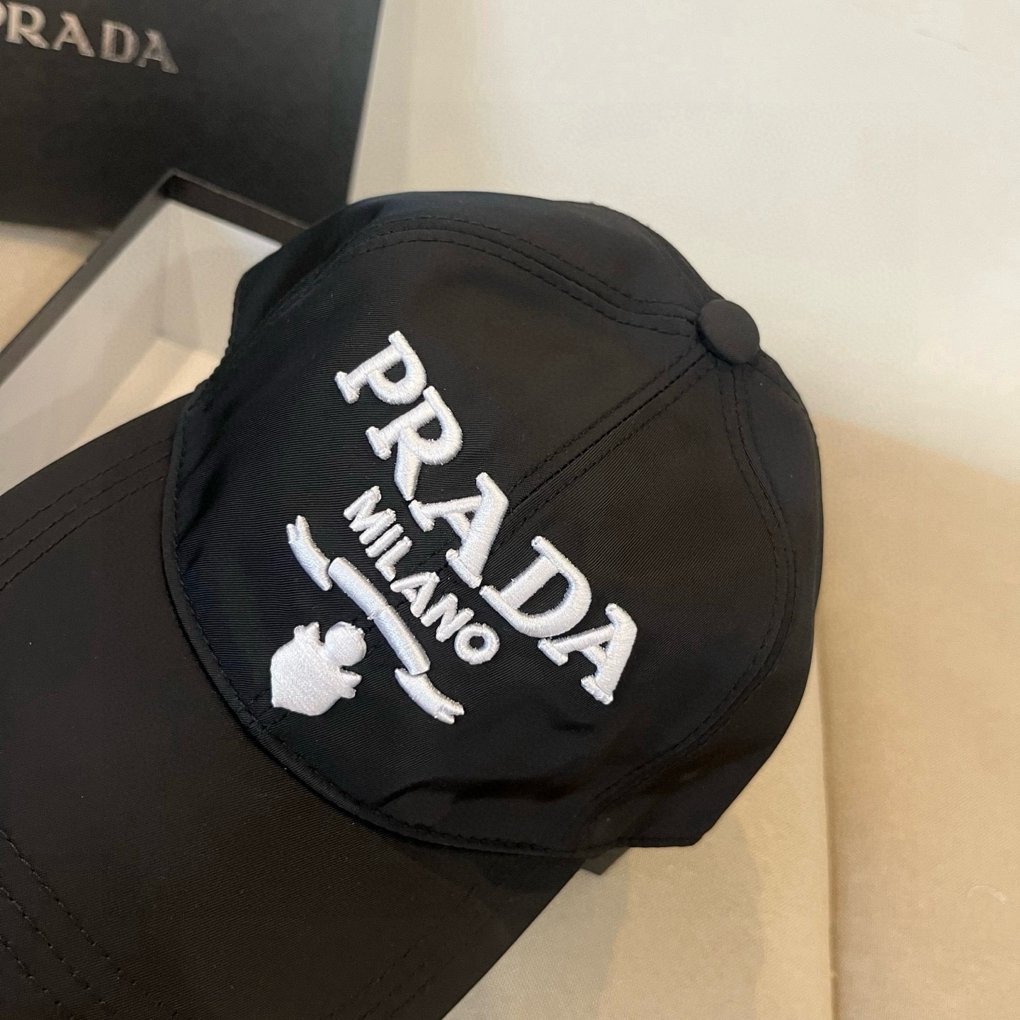 
普拉达 PRADA 新品经典棒球帽 代购版本！时尚潮流，高端做工！非一般的品质，细节看实拍哦
