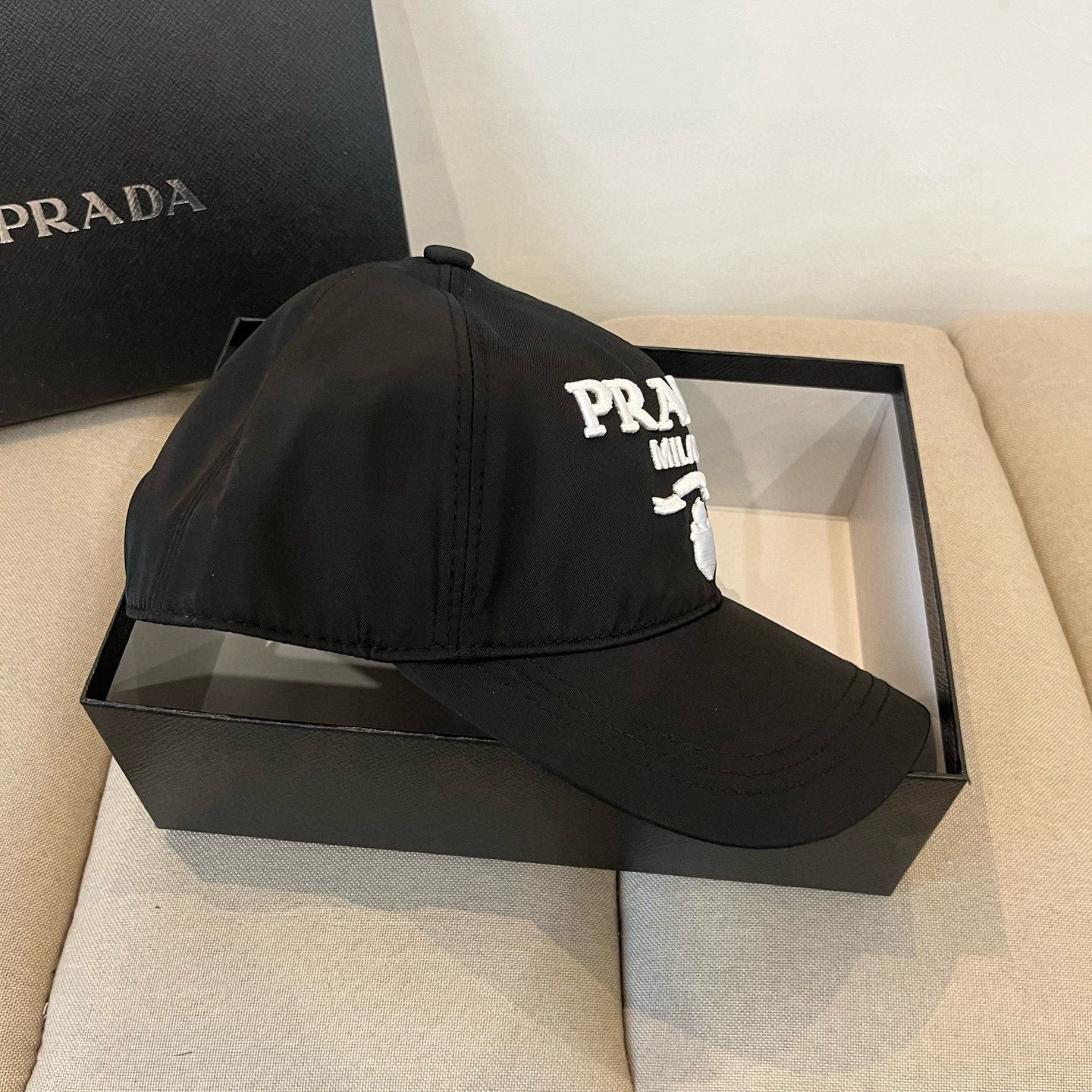 
普拉达 PRADA 新品经典棒球帽 代购版本！时尚潮流，高端做工！非一般的品质，细节看实拍哦