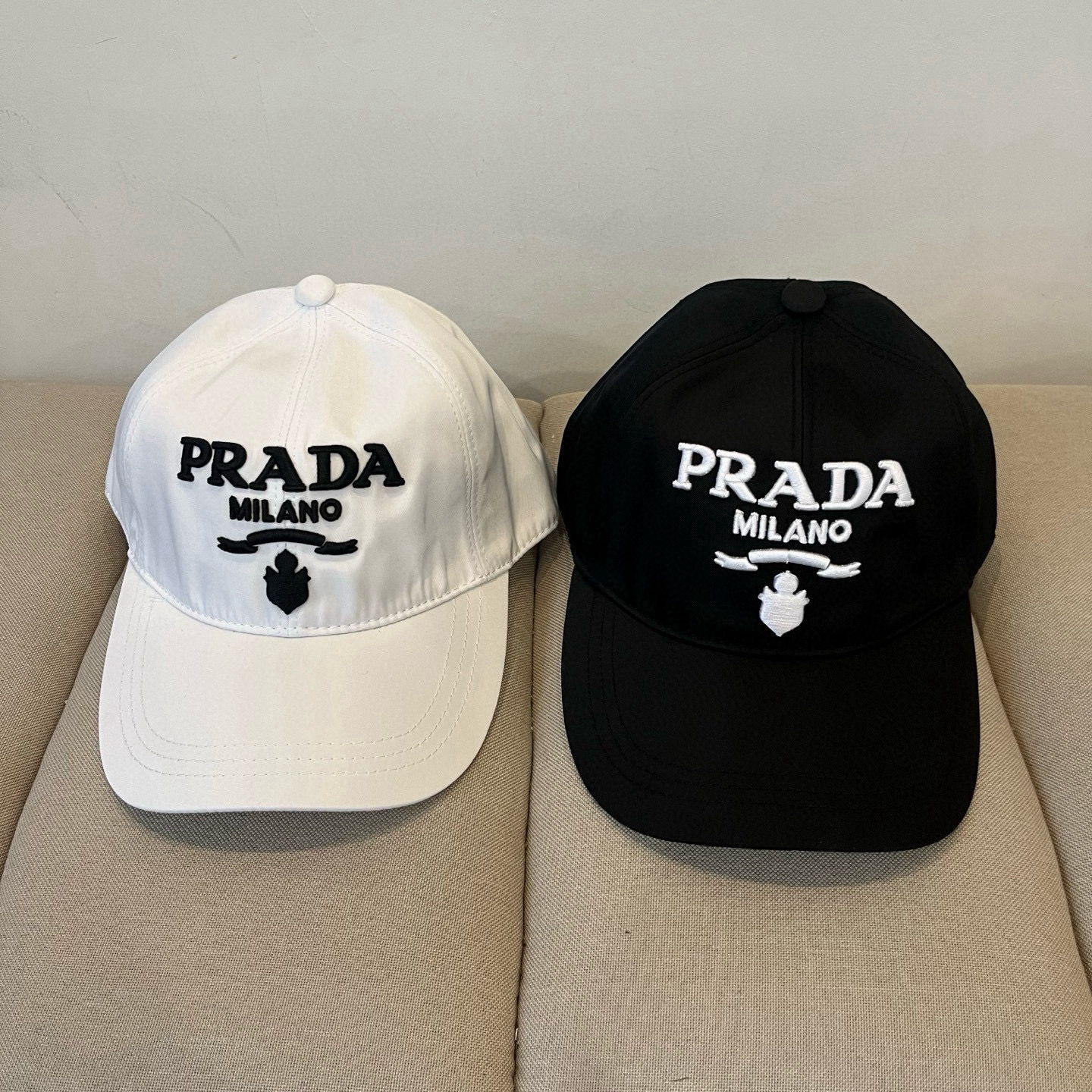 
普拉达 PRADA 新品经典棒球帽 代购版本！时尚潮流，高端做工！非一般的品质，细节看实拍哦