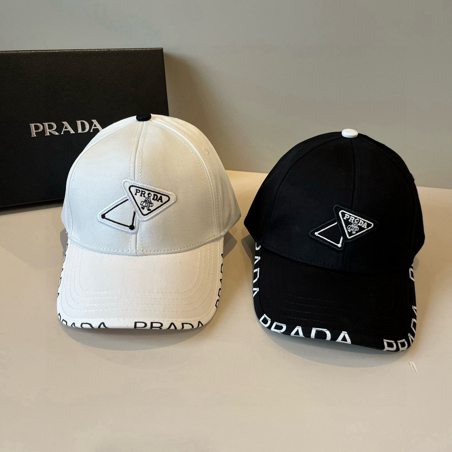 
普拉达 PRADA 新品经典棒球帽 代购版本！时尚潮流，高端做工！非一般的品质，细节看实拍哦