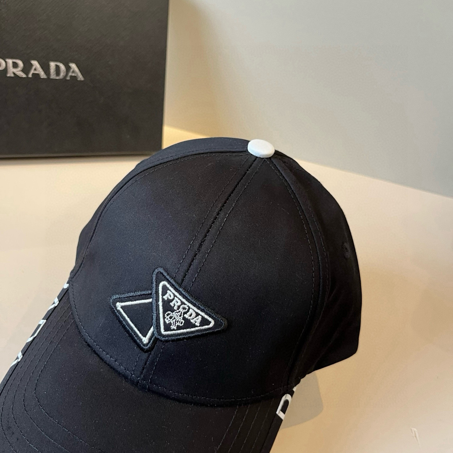 
普拉达 PRADA 新品经典棒球帽 代购版本！时尚潮流，高端做工！非一般的品质，细节看实拍哦