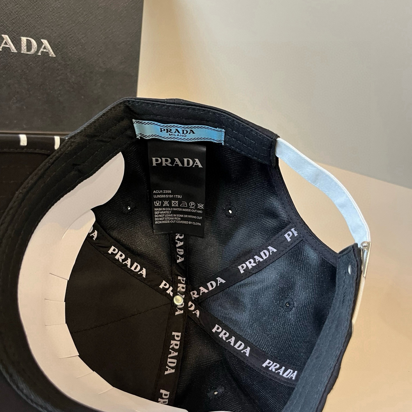 
普拉达 PRADA 新品经典棒球帽 代购版本！时尚潮流，高端做工！非一般的品质，细节看实拍哦