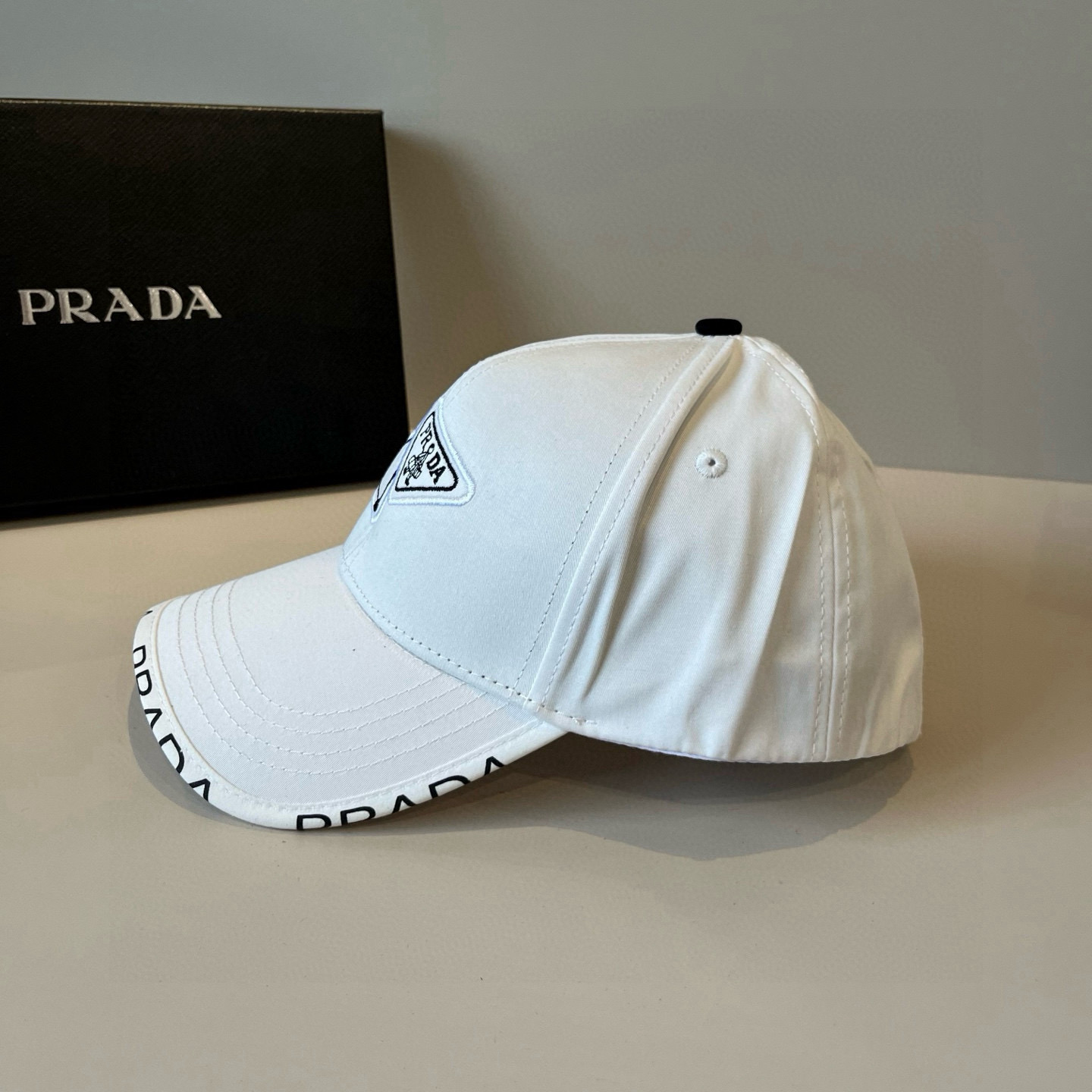
普拉达 PRADA 新品经典棒球帽 代购版本！时尚潮流，高端做工！非一般的品质，细节看实拍哦