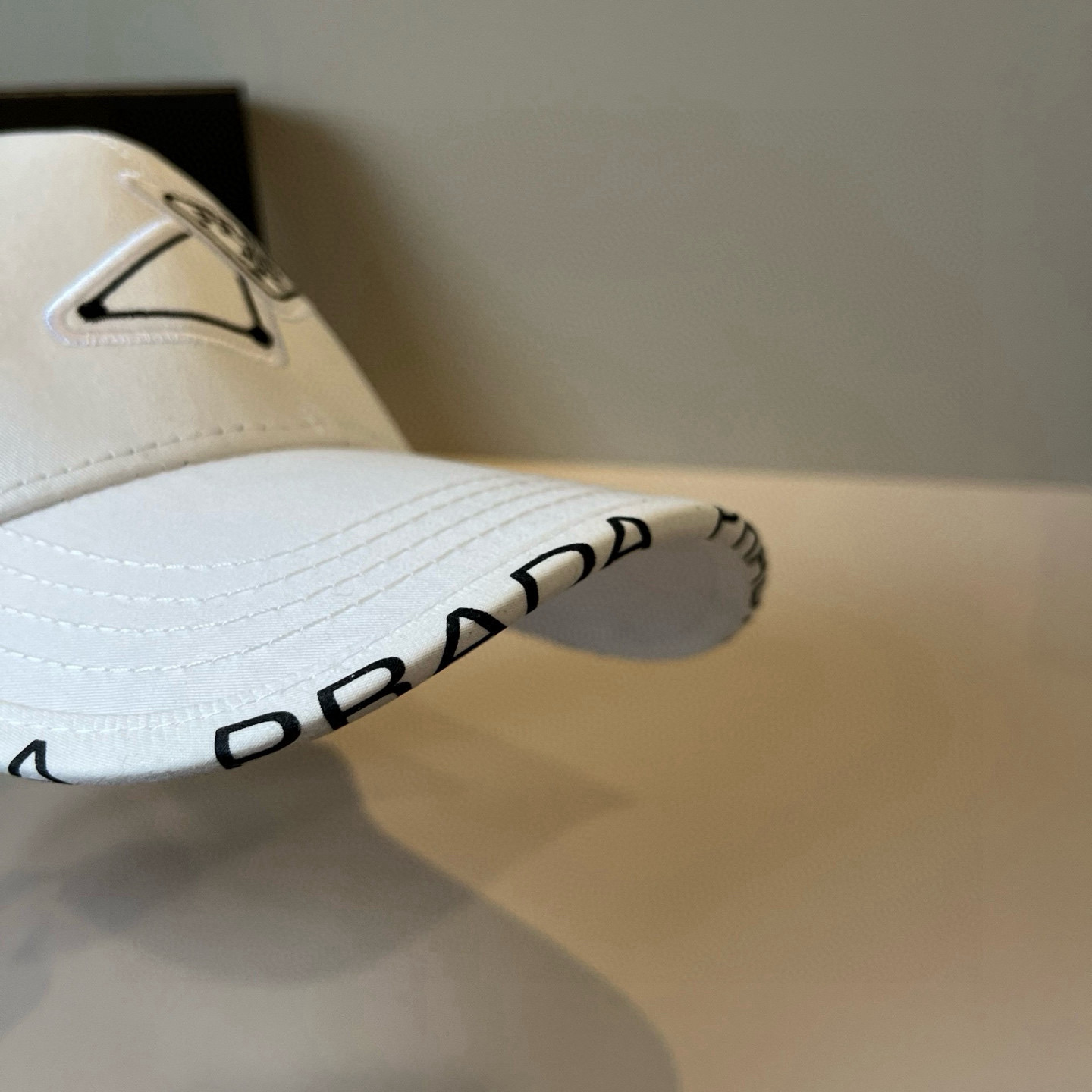 
普拉达 PRADA 新品经典棒球帽 代购版本！时尚潮流，高端做工！非一般的品质，细节看实拍哦