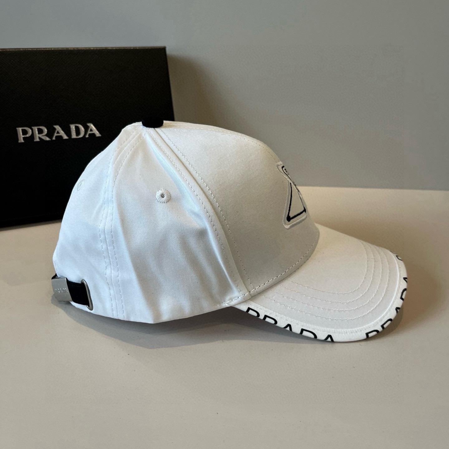 
普拉达 PRADA 新品经典棒球帽 代购版本！时尚潮流，高端做工！非一般的品质，细节看实拍哦