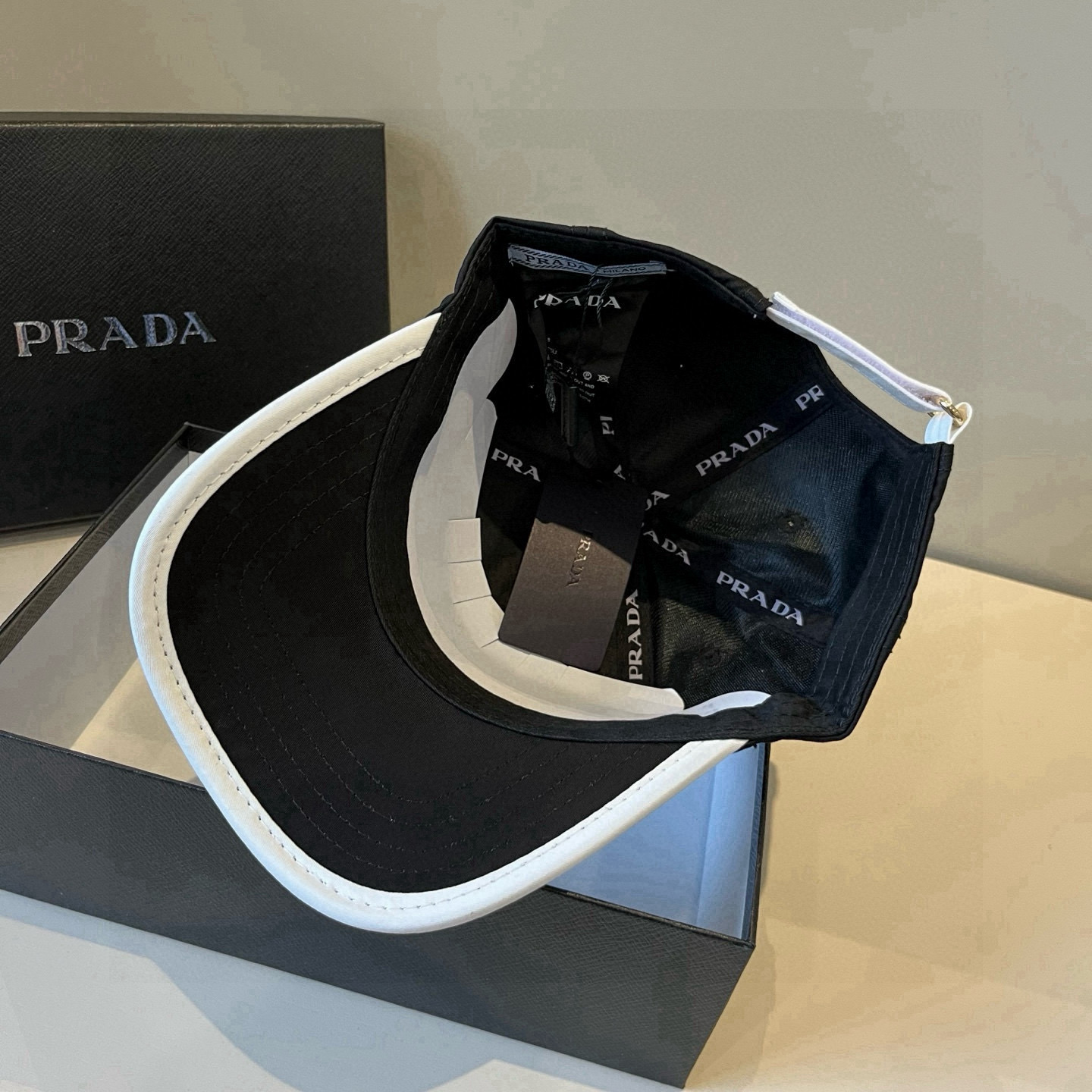 
普拉达 PRADA 新品经典棒球帽 代购版本！时尚潮流，高端做工！非一般的品质，细节看实拍哦