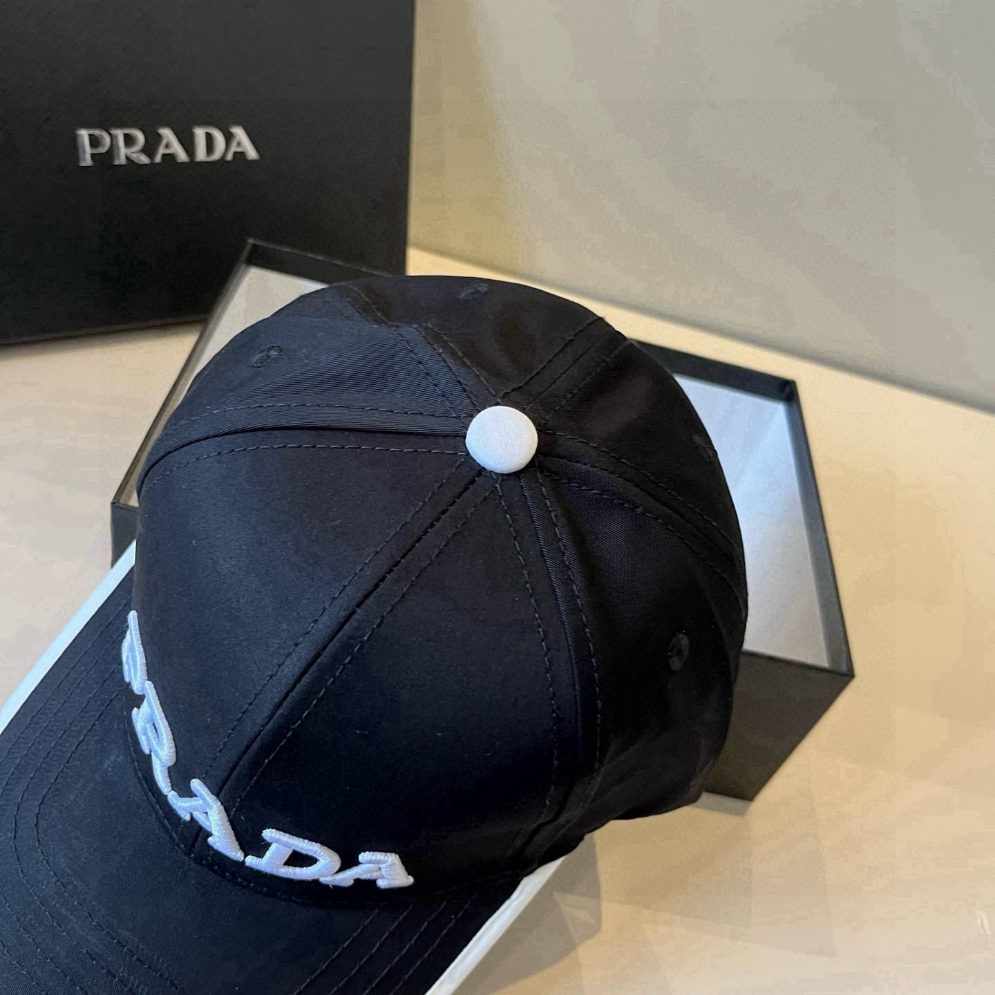 
普拉达 PRADA 新品经典棒球帽 代购版本！时尚潮流，高端做工！非一般的品质，细节看实拍哦