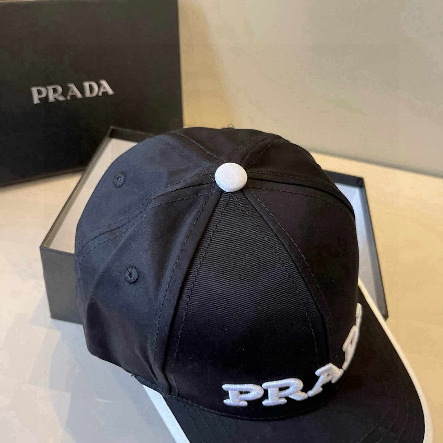 
普拉达 PRADA 新品经典棒球帽 代购版本！时尚潮流，高端做工！非一般的品质，细节看实拍哦