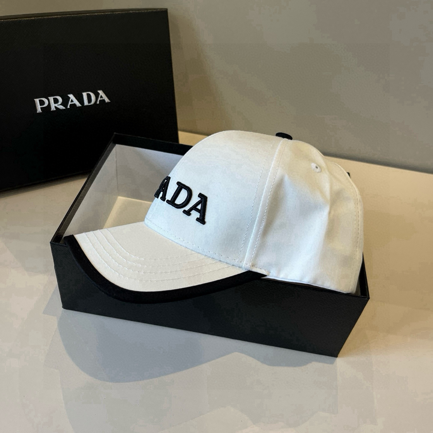 
普拉达 PRADA 新品经典棒球帽 代购版本！时尚潮流，高端做工！非一般的品质，细节看实拍哦